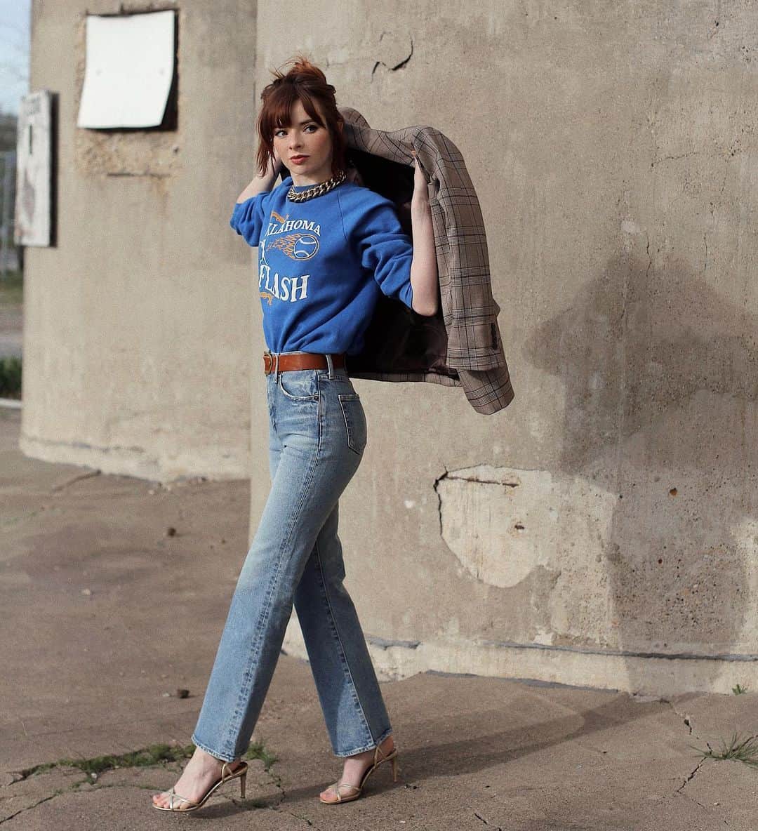 ジェーン・アルドリッジのインスタグラム：「I have a bad denim addiction and I’ve started dabbling in flares. These are baby flares from @moussyofficial (my favorite Japanese denim brand, you can find them on @shopbop @fwrd and @revolve) but I think I’m ready to go full bell bottom soon. I want some black high rise flares with wear with cropped mod sixties jackets and kitten heel slingbacks!」