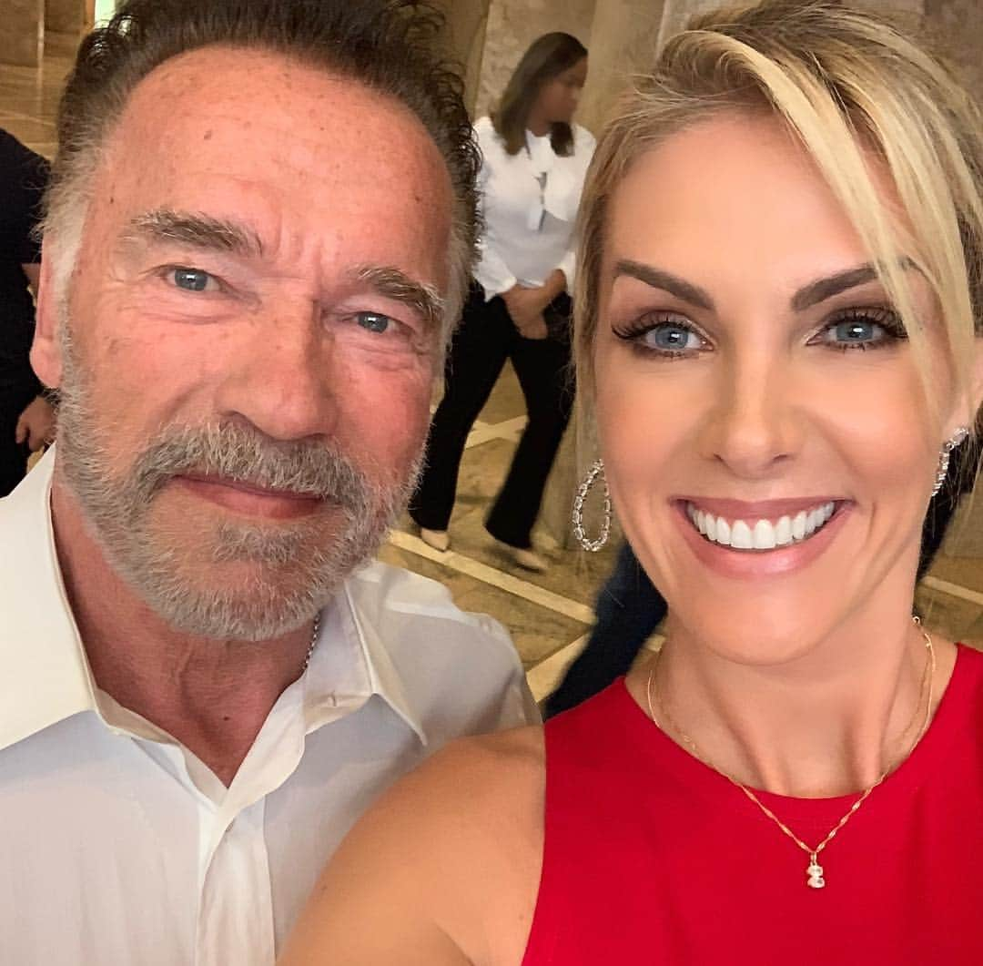 Ana Hickmannさんのインスタグラム写真 - (Ana HickmannInstagram)「Meu Deus!!! Consegui minha selfie com ele!!! O Cara, o Conam, o Exterminador do Futuro, o Mr Olímpia : @schwarzenegger 💪🏻. Obrigada @vitafornutrientes pela oportunidade única.」4月14日 23時27分 - ahickmann