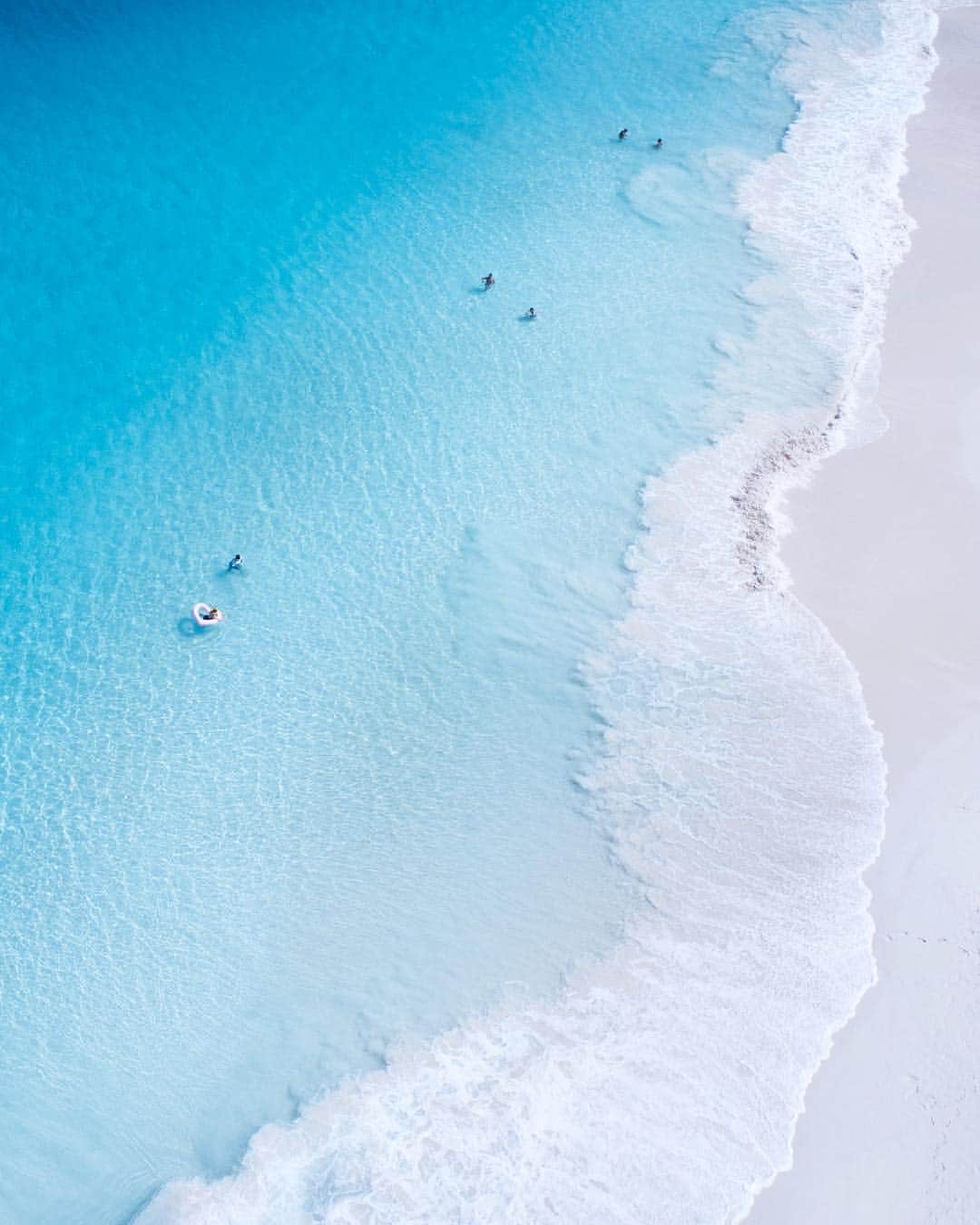 リリー＝ローズ・メロディのインスタグラム：「What every weekend should look like 👙💦. Hope you had a great one!」