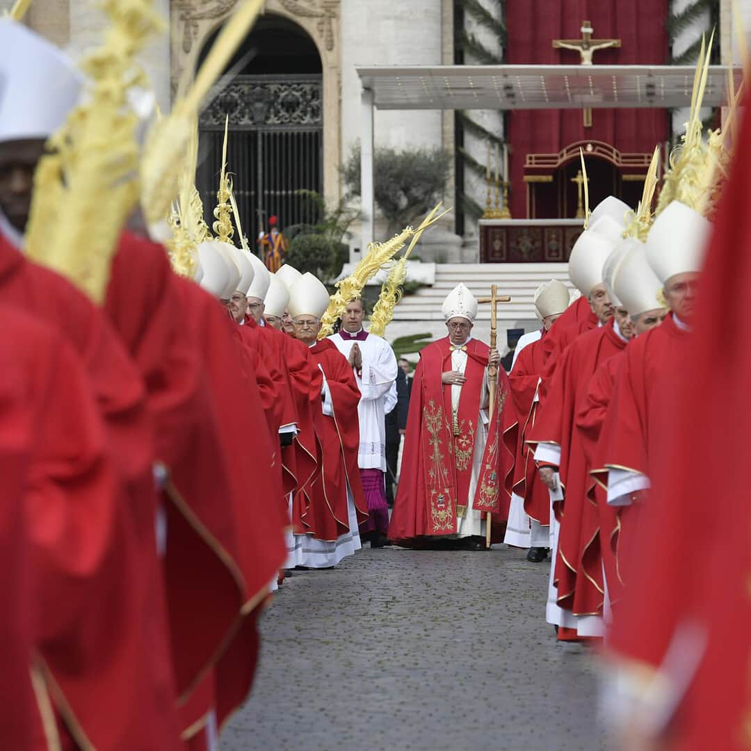 フランシスコ（ローマ教皇）さんのインスタグラム写真 - (フランシスコ（ローマ教皇）Instagram)「EN: By his self-abasement, Jesus wanted to open up to us the path of faith and to precede us on that path.  PT: Com a sua humilhação, Jesus quis abrir-nos o caminho da fé e preceder-nos nele.  ES: Con su humillación, Jesús quiso abrirnos el camino de la fe y precedernos por él.  IT: Con la sua umiliazione, Gesù ha voluto aprire a noi la via della fede e precederci in essa. FR: Par son humiliation, Jésus a voulu nous ouvrir la voie de la foi et nous y précéder.  PL: Ze swym upokorzeniem Jezus chciał otworzyć nam drogę wiary i nas na niej poprzedzić.  DE: Mit seiner Erniedrigung wollte Jesus uns den Weg des Glaubens eröffnen und uns auf ihm vorausgehen.  #palmsunday #Holyweek #domingoderamos #semanasanta #Domenicadellepalme #SettimanaSanta #dimanchedesrameaux #semainesainte  #NiedzielęPalmową #WielkiTydzień  #palmsonntag #heiligewoche」4月14日 23時43分 - franciscus