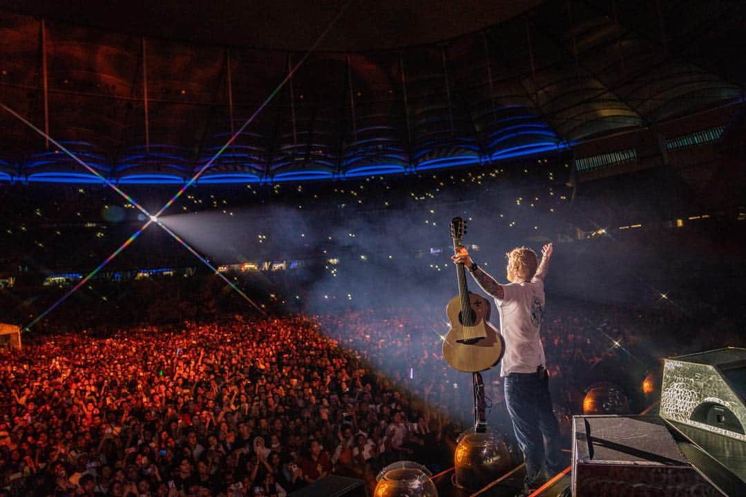 エド・シーランさんのインスタグラム写真 - (エド・シーランInstagram)「Kuala Lumpur ! 📸 @zakarywalters #dividetour」4月14日 23時42分 - teddysphotos