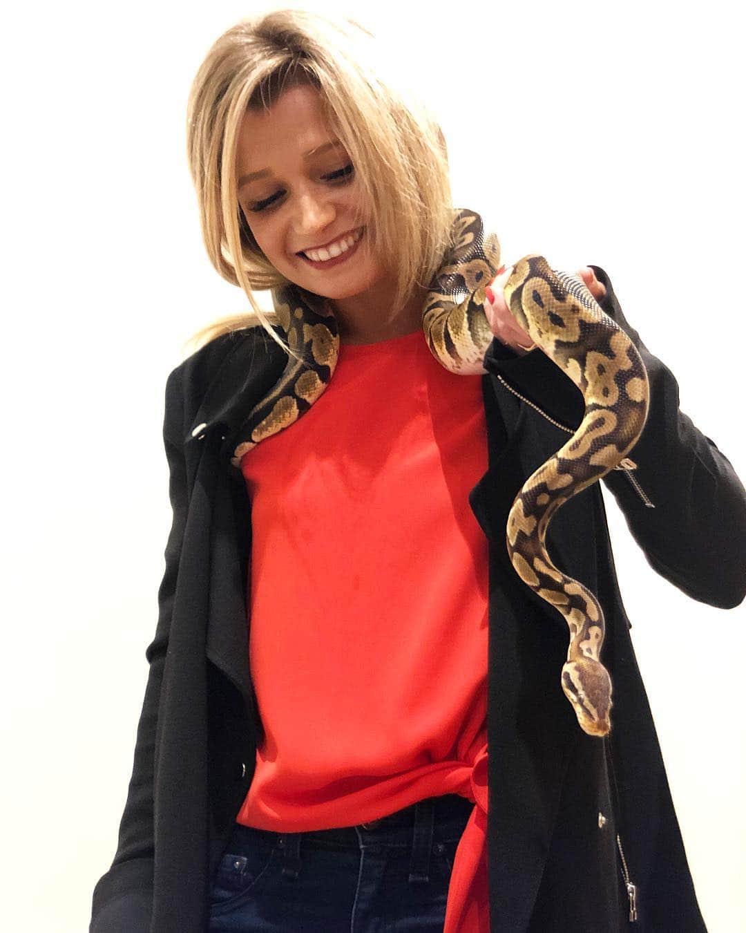 カーステン・ムーア＝タワーズのインスタグラム：「Snake charming etc 🐍」