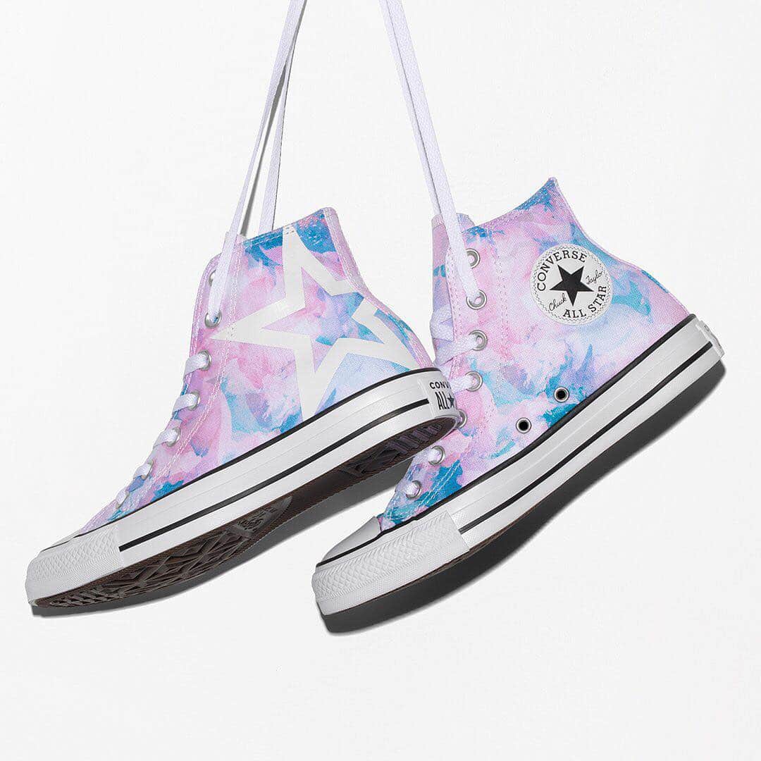ロック&リパブリックのインスタグラム：「Your new favorite Chucks are on sale. Tap to save on @sabrinacarpenter’s Converse picks through 4/20.」