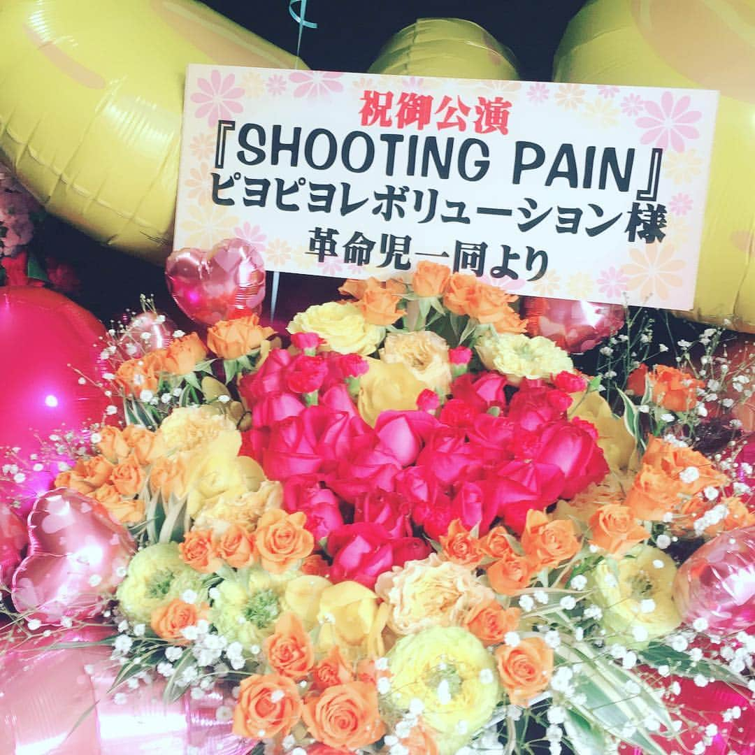 右手愛美さんのインスタグラム写真 - (右手愛美Instagram)「あぁ癒される。お花たち。たくさんありがとうございます。命の輝きだわ💐✨✨ #スタンド花  #花束」4月14日 23時54分 - utemanami