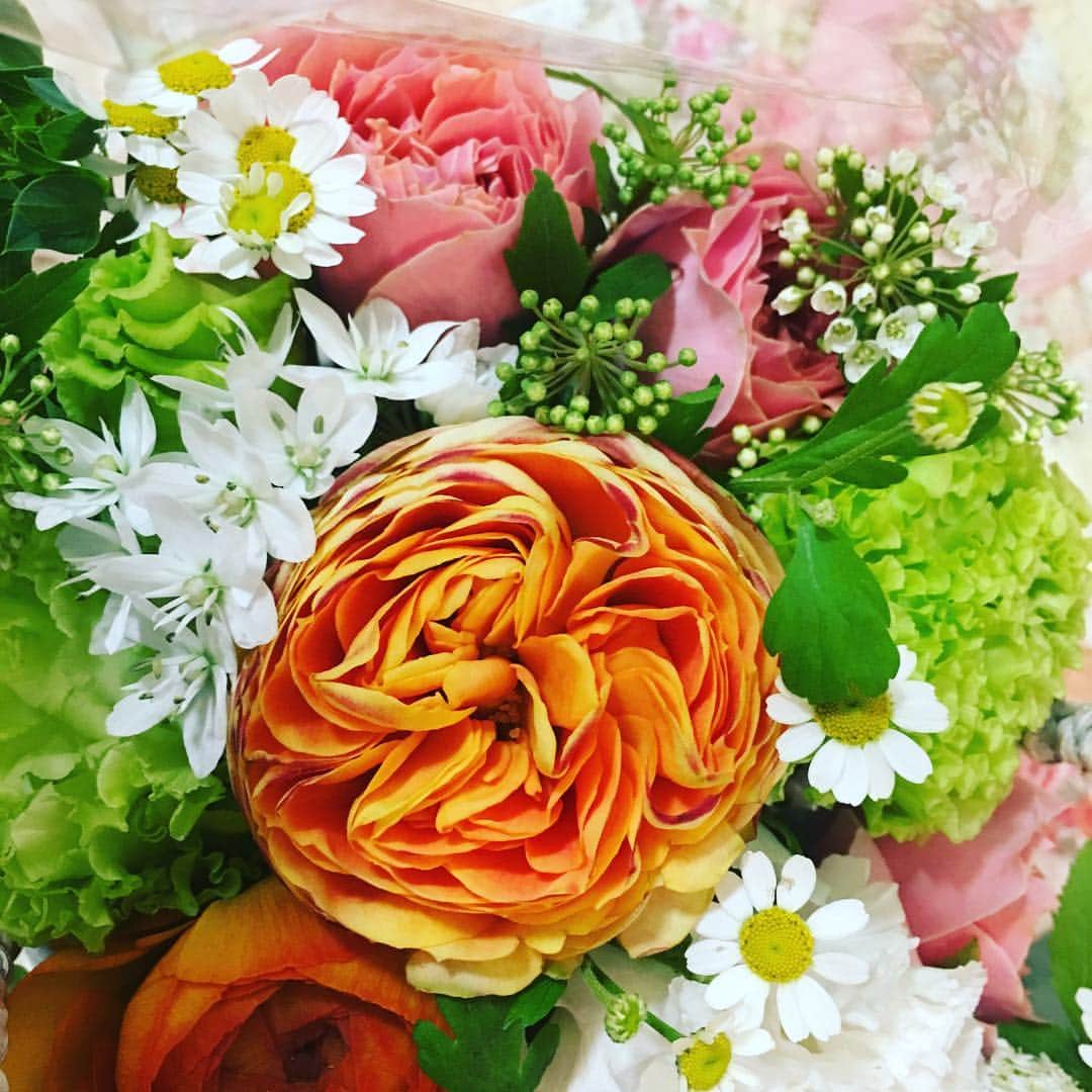 右手愛美さんのインスタグラム写真 - (右手愛美Instagram)「あぁ癒される。お花たち。たくさんありがとうございます。命の輝きだわ💐✨✨ #スタンド花  #花束」4月14日 23時54分 - utemanami