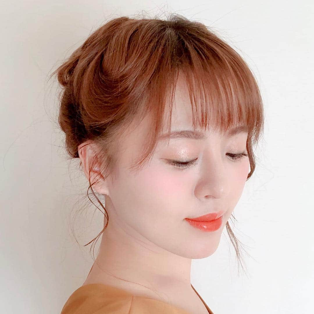 真衣ひなのさんのインスタグラム写真 - (真衣ひなのInstagram)「. ヘアアレンジ紹介｡･*･:≡(　ε:) . 💈まるまる応用編 . 片側だけ大きな波を描くようにひとねじり〜 してみたのが結構お気に入り。 後ろ髪はランダムに少しずつ毛束を取り、 ねじねじしながら、まるまる。 合わせ鏡をしながらバランスを見て。 💄＊ゴールドの衣装(この写真は私服) に合わせて目元ゴールドに、 リップはテラコッタカラーにしました。 . #ヘアアレンジ #解説がアバウトすぎる #まるまる #やり方は過去動画見てね ▶︎#ひなのてれび #ひなのへあかたろぐ」4月14日 23時56分 - hinano_mai