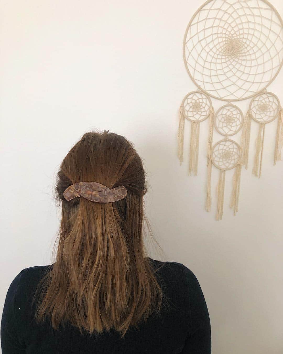 イザベル・オルソンのインスタグラム：「Samarbete med @hermine_hold 🎀 Klicka hem vårens bästa håraccessoar. Med OLSSON15 får du 15% rabatt på ett helt köp! #herminehold」