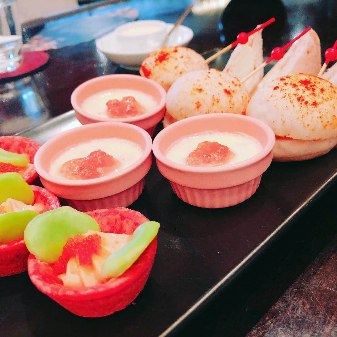 福田友理子さんのインスタグラム写真 - (福田友理子Instagram)「* アナウンサーの友人達と春のアフタヌーンティーに行って来ました☺️🌸✨🍷 * 桜づくしですごく可愛いティーセット！😍 * マカロンや酒粕タルト、 レアチーズケーキ、 ルビーチョコレートのパンナコッタ、 桜色のポテトサラダサンドイッチなどなど🌸🍰 クッキーも桜の花びら型😍 * テーブルの上が淡い綺麗な桜のピンクで溢れていて食べるのがもったいないくらい☺️🌸✨ * シャンパンやドリンク22種類も飲み放題で のんびりとっても楽しいティータイムでした☕️✨ 2人ともありがとう♡ * * #アフタヌーンティー #さくらアフタヌーンティー #anaintercontinentaltokyo  #アナインターコンチネンタル東京  #teatime #sakura #afternoontea  #話し足りずこの後みんなでビアバーへ #friends #anouncer #freelance」4月15日 0時09分 - yuriko.fu