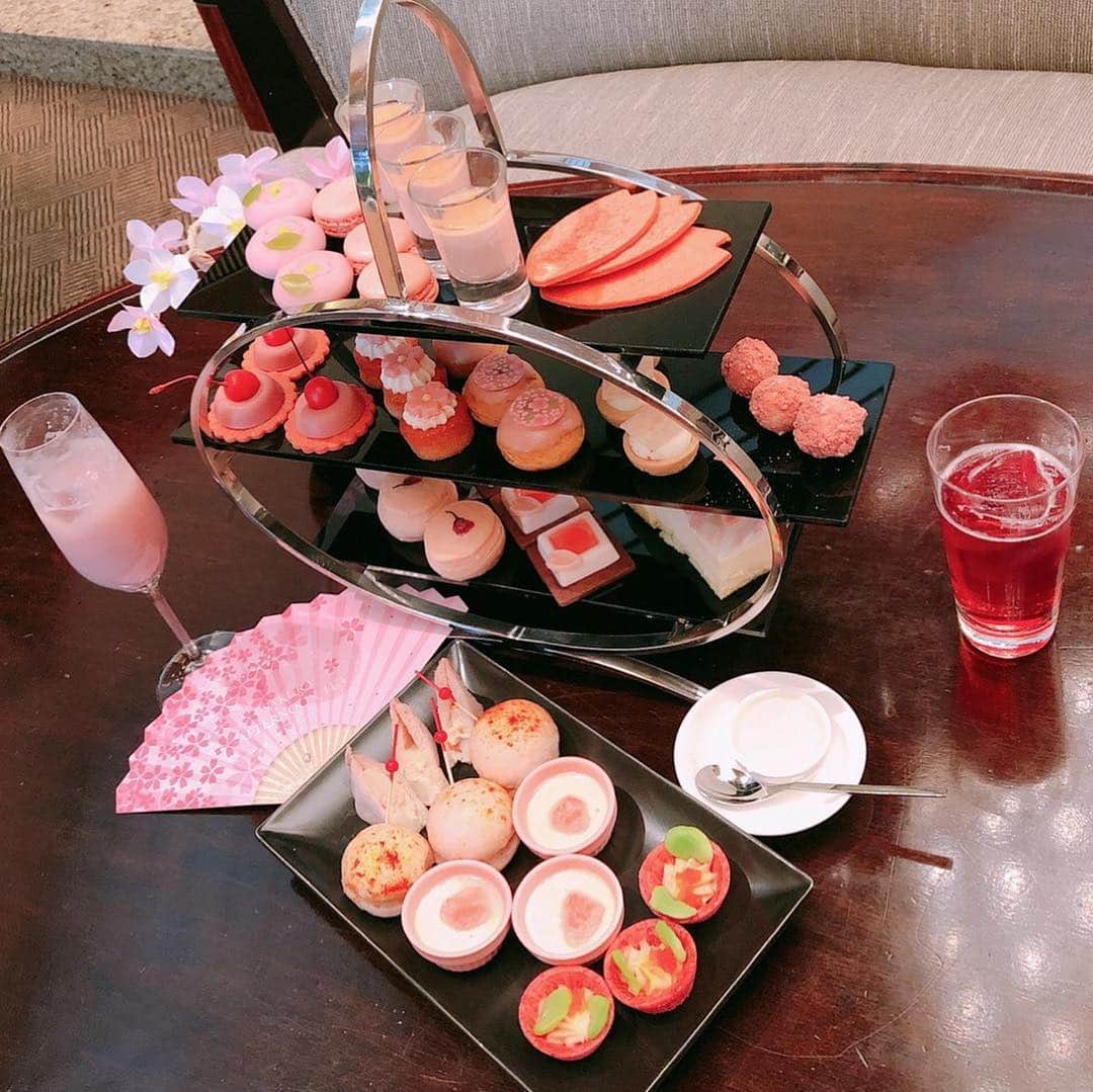 福田友理子さんのインスタグラム写真 - (福田友理子Instagram)「* アナウンサーの友人達と春のアフタヌーンティーに行って来ました☺️🌸✨🍷 * 桜づくしですごく可愛いティーセット！😍 * マカロンや酒粕タルト、 レアチーズケーキ、 ルビーチョコレートのパンナコッタ、 桜色のポテトサラダサンドイッチなどなど🌸🍰 クッキーも桜の花びら型😍 * テーブルの上が淡い綺麗な桜のピンクで溢れていて食べるのがもったいないくらい☺️🌸✨ * シャンパンやドリンク22種類も飲み放題で のんびりとっても楽しいティータイムでした☕️✨ 2人ともありがとう♡ * * #アフタヌーンティー #さくらアフタヌーンティー #anaintercontinentaltokyo  #アナインターコンチネンタル東京  #teatime #sakura #afternoontea  #話し足りずこの後みんなでビアバーへ #friends #anouncer #freelance」4月15日 0時09分 - yuriko.fu