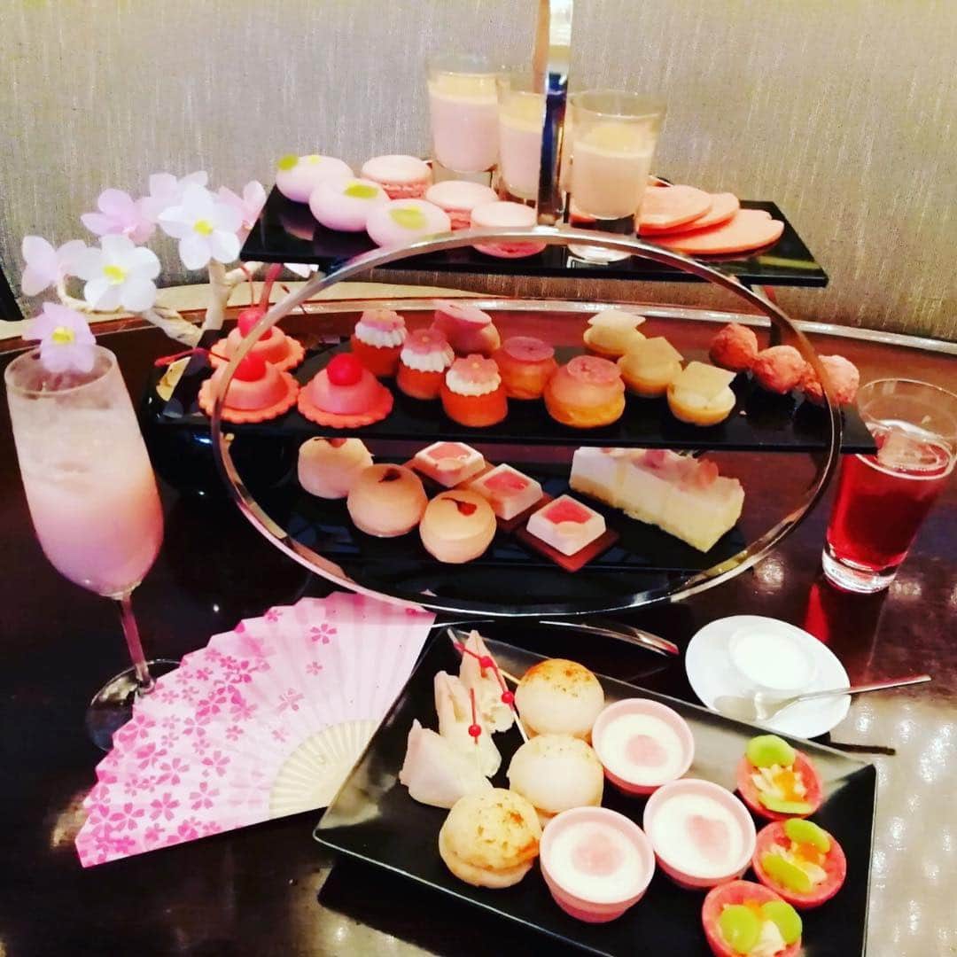 福田友理子さんのインスタグラム写真 - (福田友理子Instagram)「* アナウンサーの友人達と春のアフタヌーンティーに行って来ました☺️🌸✨🍷 * 桜づくしですごく可愛いティーセット！😍 * マカロンや酒粕タルト、 レアチーズケーキ、 ルビーチョコレートのパンナコッタ、 桜色のポテトサラダサンドイッチなどなど🌸🍰 クッキーも桜の花びら型😍 * テーブルの上が淡い綺麗な桜のピンクで溢れていて食べるのがもったいないくらい☺️🌸✨ * シャンパンやドリンク22種類も飲み放題で のんびりとっても楽しいティータイムでした☕️✨ 2人ともありがとう♡ * * #アフタヌーンティー #さくらアフタヌーンティー #anaintercontinentaltokyo  #アナインターコンチネンタル東京  #teatime #sakura #afternoontea  #話し足りずこの後みんなでビアバーへ #friends #anouncer #freelance」4月15日 0時09分 - yuriko.fu