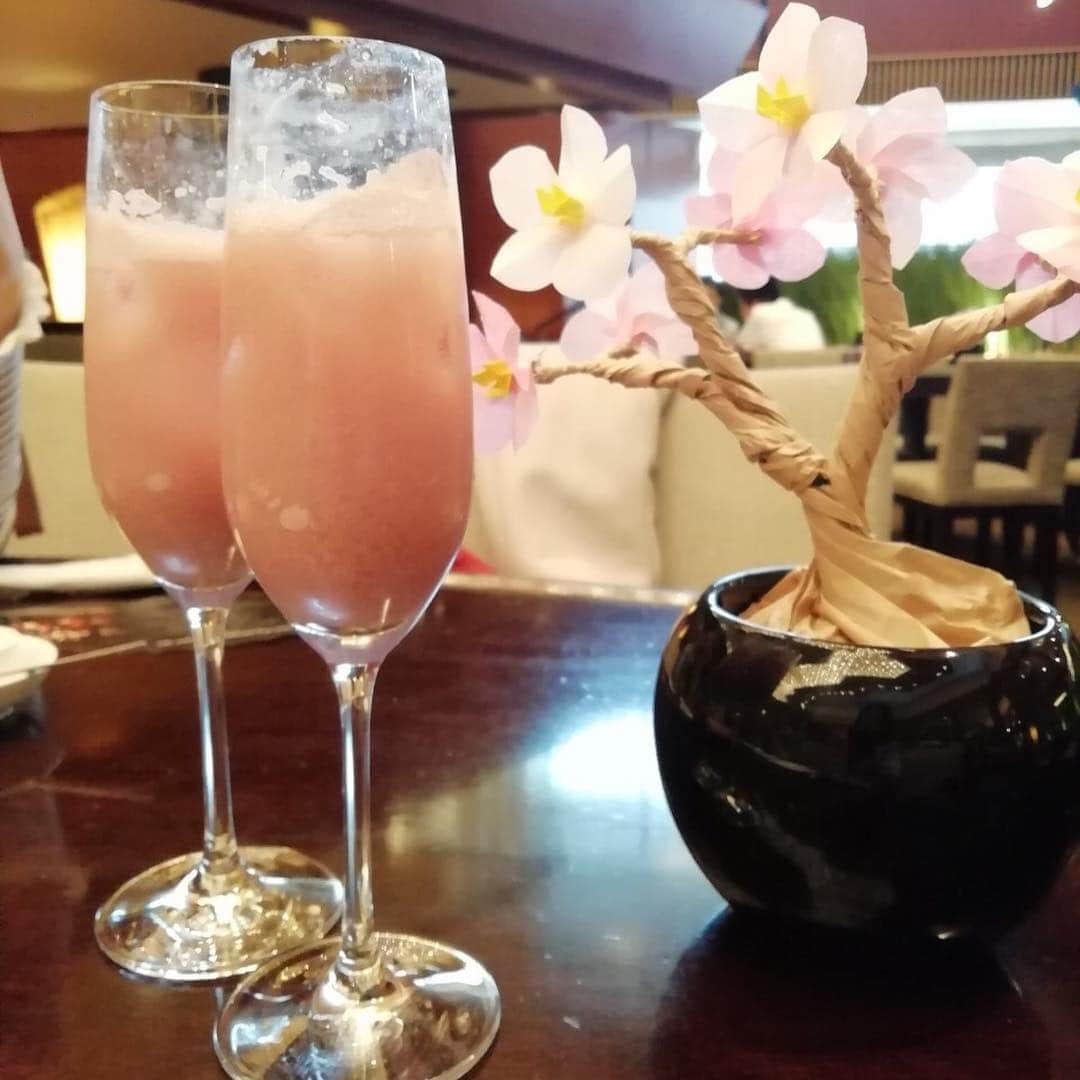 福田友理子さんのインスタグラム写真 - (福田友理子Instagram)「* アナウンサーの友人達と春のアフタヌーンティーに行って来ました☺️🌸✨🍷 * 桜づくしですごく可愛いティーセット！😍 * マカロンや酒粕タルト、 レアチーズケーキ、 ルビーチョコレートのパンナコッタ、 桜色のポテトサラダサンドイッチなどなど🌸🍰 クッキーも桜の花びら型😍 * テーブルの上が淡い綺麗な桜のピンクで溢れていて食べるのがもったいないくらい☺️🌸✨ * シャンパンやドリンク22種類も飲み放題で のんびりとっても楽しいティータイムでした☕️✨ 2人ともありがとう♡ * * #アフタヌーンティー #さくらアフタヌーンティー #anaintercontinentaltokyo  #アナインターコンチネンタル東京  #teatime #sakura #afternoontea  #話し足りずこの後みんなでビアバーへ #friends #anouncer #freelance」4月15日 0時09分 - yuriko.fu