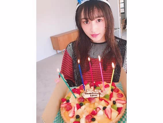 加藤ナナさんのインスタグラム写真 - (加藤ナナInstagram)「﻿ 21歳になりました😽🌸﻿ 昨日の撮影でぺー氏が﻿ ケーキを持ってきてくれたの🥺﻿ うれしかったなぁ🤤❤️﻿ 21歳のかとうも﻿ よろしくお願いしますっ！✨」4月15日 0時01分 - katouchan