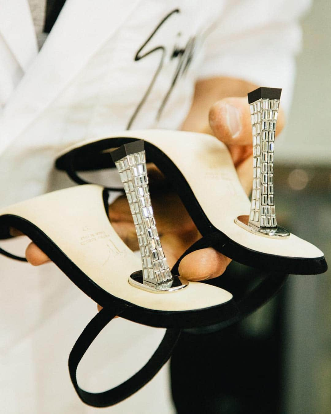 Giuseppe Zanotti Designさんのインスタグラム写真 - (Giuseppe Zanotti DesignInstagram)「A beautifully minimalist style with an unexpected twist—166 baguette-cut crystals along its slanted heel. Up close with the FARRAH. #GZCraft #GiuseppeZanotti #GZSS19」4月15日 0時01分 - giuseppezanotti