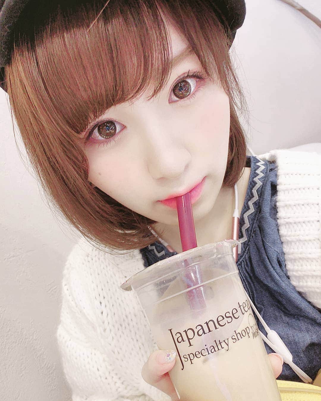 小田桐奈々さんのインスタグラム写真 - (小田桐奈々Instagram)「西新宿にある #mocha で初タピ☺ * どれにするか悩んでいたら、国産茶葉専門店ということで抹茶やほうじ茶をオススメしてもらったんだけど、ななは和紅茶ラテ+黒糖タピオカにしたよ！ * タピにもしっかり黒糖の甘みがついているから、甘さ控えめを選んでも十分な甘さだった…(﹡ˆˆ﹡)♪ * * レニーからそんな遠くないから放プリライブがあるときにいいかもだ😝笑」4月15日 0時02分 - odagirinana