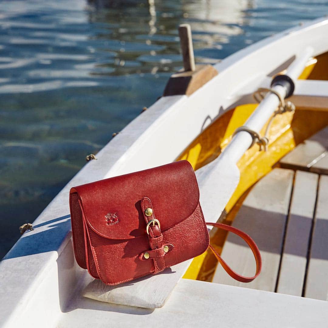 イルビゾンテのインスタグラム：「Small but functional you’ll use it on holiday or on a work day to have your essential stuff with you! ☆  #ILBISONTE」