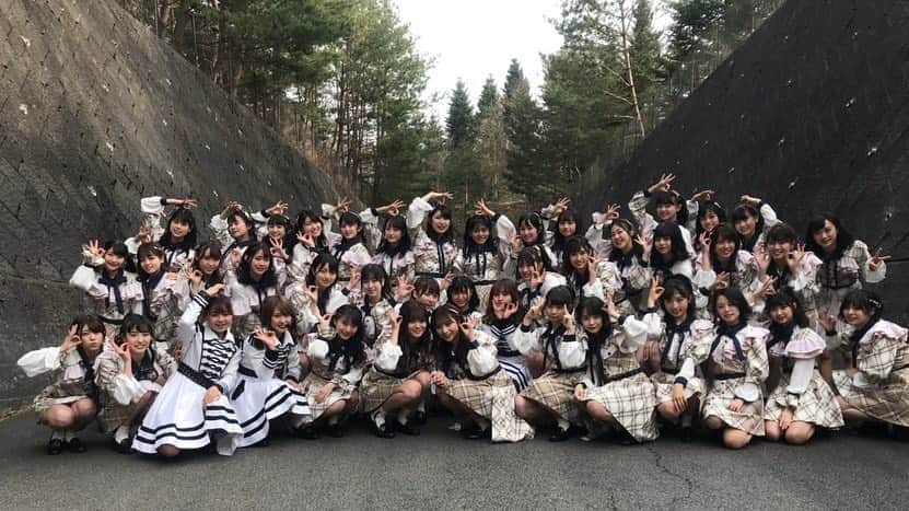 高岡薫さんのインスタグラム写真 - (高岡薫Instagram)「チーム8結成5周年記念コンサート in 山梨 ありがとうございました！  今回は13日の昼公演と夜公演、14日の夜公演に出演させていただきました！  １３日の昼公演のユニットはMust be nowでしたー！ダンスナンバーだったよ！どうでしたかー？ 13日の夜公演では#vojatension さんといっしょにBohemian Rhapsodyを歌わせていただきました！練習の時に、わからないところや間違ったところを丁寧に教えてくれました…！ありがとうございました😭✨✨ 夜公演の中盤ではミュージカルパートが！#梅棒 さんがミュージカルの演出をしてくださいました！オーディションにはおちてしまったのですが、ミュージカルで最後の曲の十年桜を、オーディションを受けたメンバー全員で踊りました！  そして、アンコールでは#エイトルズ による演奏も！！久しぶりに演奏できて嬉しかった〜🐥 またコンサートのこと書くね✨  #チーム8 #チーム8結成5周年記念コンサート  #河口湖ステラシアター  #高岡薫」4月15日 0時10分 - kaorumba1129