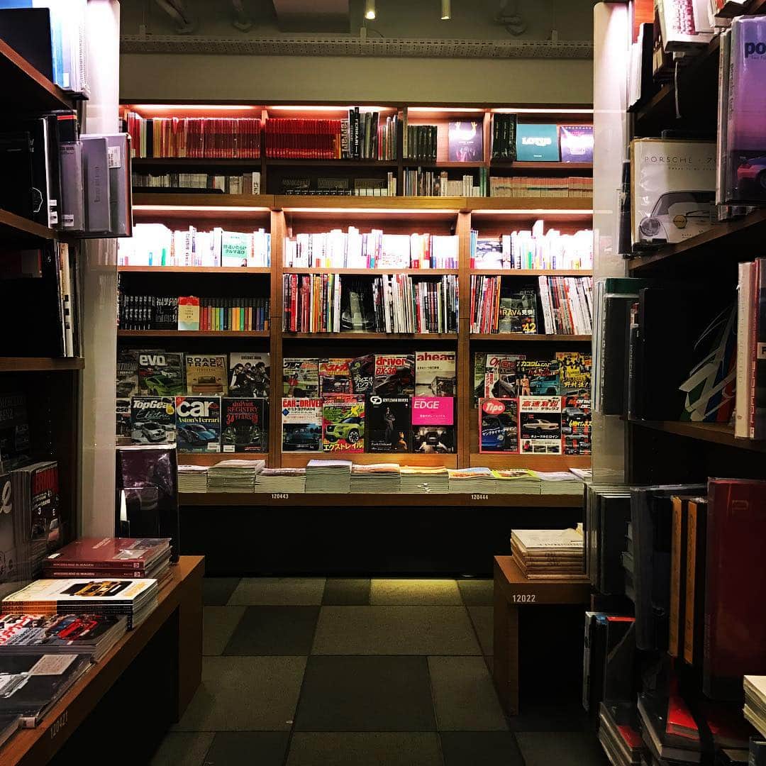 ダンドイ舞莉花のインスタグラム：「Just sitting here #books #tsutaya #tokyo」
