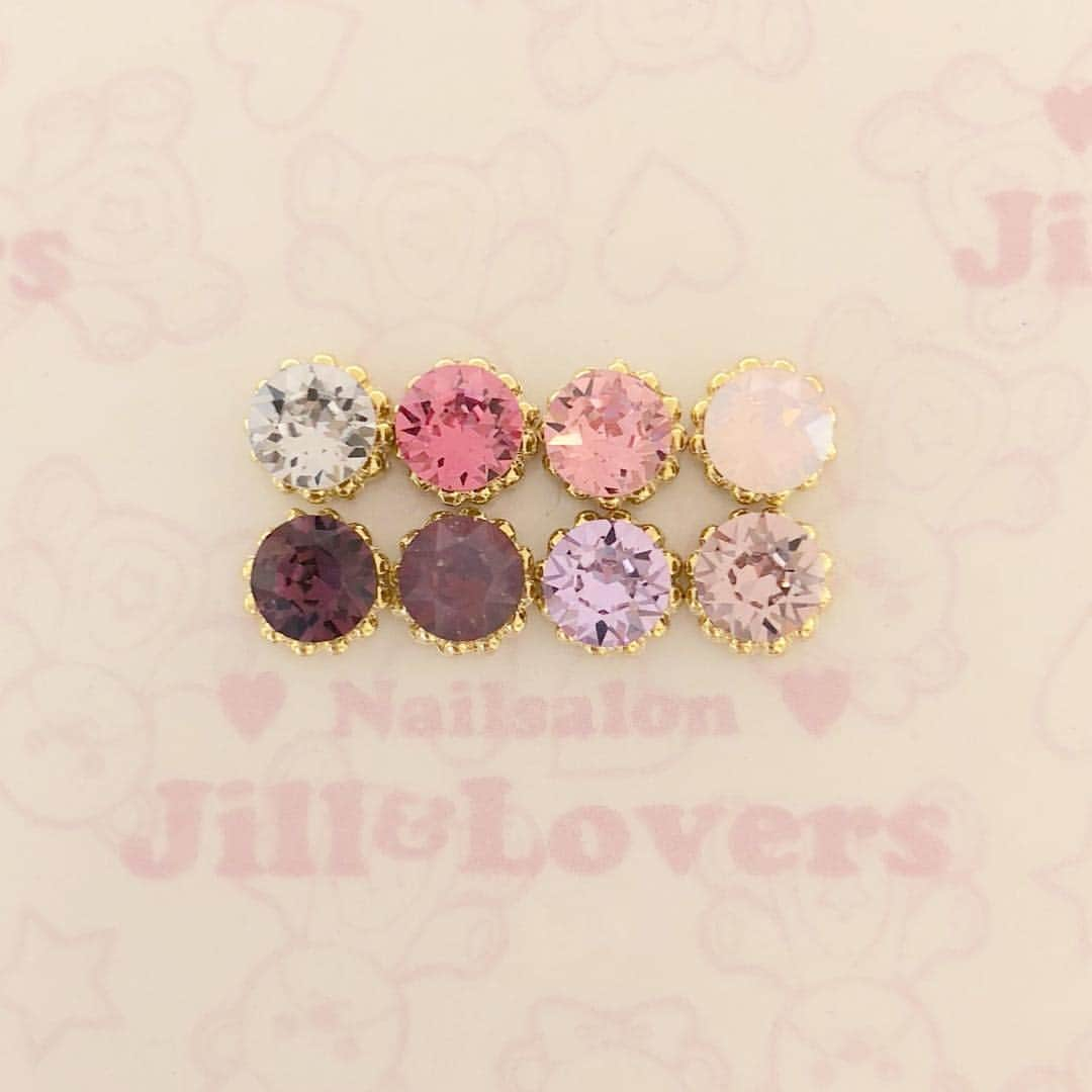 Jill&Loversさんのインスタグラム写真 - (Jill&LoversInstagram)「🍭つかちゃん限定ミラー&キャンディリングキャンペーン🍭  @tsuka_1250  4月15日から2ヶ月間限定で大人気のキャンディリングを乗せたデザインが担当飯塚限定でお楽しみいただけます⭐️ ベースのミラーは5色から、キャンディリングは26色の中から1個、5個、10個からお選び頂けます❣️ お値段はそれぞれ 1個→6000円 5個→8000円 10個→10000円 となります⭐️ 施術時間の目安はオフなし約2時間〜2時間30 オフあり約2時間30から3時間 通常よりお時間を頂きますが、丁寧にカウンセリングからさせて頂きます✨  ミラーネイルとキャンディリングの人気な組み合わせがとてもお得に出来ちゃうキャンペーンです💖 是非この機会にご利用ください🙇‍♂️ 4/15〜6/3まで ※デザインの変更不可 ※ベースのミラーは五色から選択可能 ※ベースはクリアのみとなります。 ※オフ代別途 ※ご予約の際にキャンペーン内容をお伝えください！  #jillandlovers #nail #nailart #paragel #gelneil#gel #ネイル #ネイルアート #me #look #love #かわいい」4月15日 0時11分 - jillandlovers