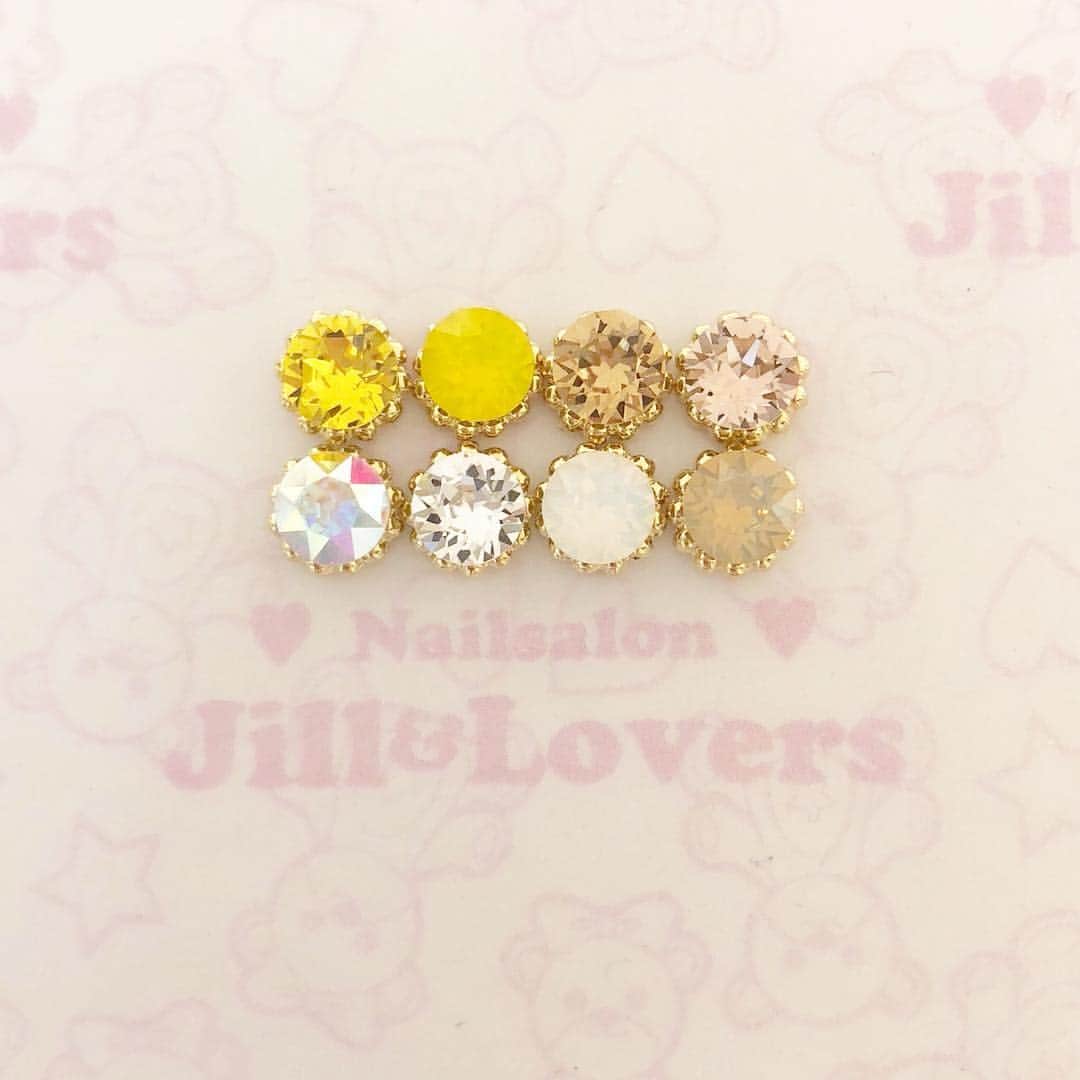 Jill&Loversさんのインスタグラム写真 - (Jill&LoversInstagram)「🍭つかちゃん限定ミラー&キャンディリングキャンペーン🍭  @tsuka_1250  4月15日から2ヶ月間限定で大人気のキャンディリングを乗せたデザインが担当飯塚限定でお楽しみいただけます⭐️ ベースのミラーは5色から、キャンディリングは26色の中から1個、5個、10個からお選び頂けます❣️ お値段はそれぞれ 1個→6000円 5個→8000円 10個→10000円 となります⭐️ 施術時間の目安はオフなし約2時間〜2時間30 オフあり約2時間30から3時間 通常よりお時間を頂きますが、丁寧にカウンセリングからさせて頂きます✨  ミラーネイルとキャンディリングの人気な組み合わせがとてもお得に出来ちゃうキャンペーンです💖 是非この機会にご利用ください🙇‍♂️ 4/15〜6/3まで ※デザインの変更不可 ※ベースのミラーは五色から選択可能 ※ベースはクリアのみとなります。 ※オフ代別途 ※ご予約の際にキャンペーン内容をお伝えください！  #jillandlovers #nail #nailart #paragel #gelneil#gel #ネイル #ネイルアート #me #look #love #かわいい」4月15日 0時11分 - jillandlovers
