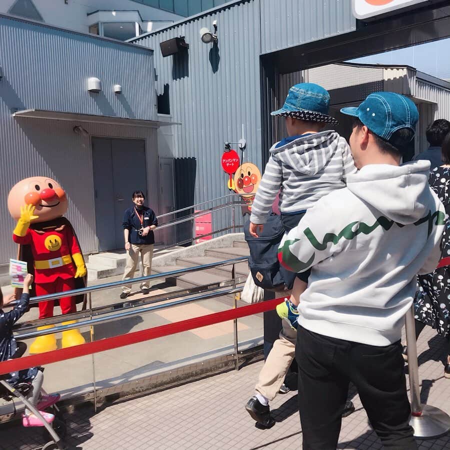 鈴木優美 さんのインスタグラム写真 - (鈴木優美 Instagram)「最近頻度高いアンパンマンミュージアム。 この日は息子のグッズ調達で来ました💓 ショッピングを済ませたら女子チームで早めランチ🍴 可愛いドキンちゃんのカフェでテリヤキバーガーを食べました♪ #スワイプしてね  可愛い店内と、思った以上にご飯が美味しくてびっくり😍 離乳食もメニューにあり、頼むことができるので子連れに嬉しい！ (ちなみに娘はほとんど大人と同じ形状ものを食べたがるのでパン部分や味の薄いところをシェアしました) . それにしてもアンパンマンミュージアム。私もファンになりつつあり、ママバッグの中にはばいきんまんとドキンちゃんの巾着、しょくぱんまんのミニポーチが🥰 バッグの中身もそのうちのせてみます❣️ . . . . . #アンパンマン #アンパンマンミュージアム #アンパンマン大好き #子連れランチ #子連れ #赤ちゃん連れ #ベビーカーok #離乳食 #ドキンちゃん #ばいきんまん #しょくぱんまん #女の子ママ #男の子ママ #ママライフ #育児奮闘中 #神奈川ママ #横浜ママ」4月15日 0時13分 - yumi_kakiuchi