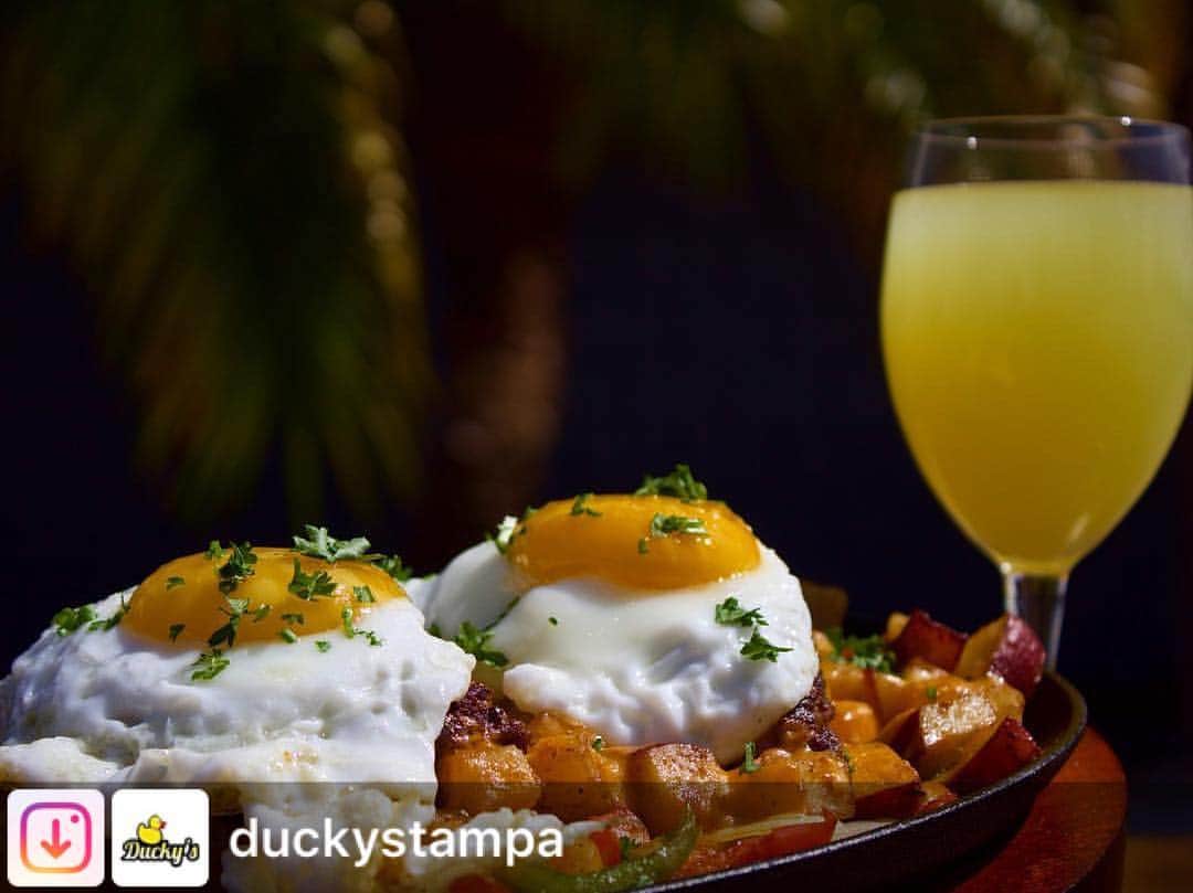 エバン・ロンゴリアさんのインスタグラム写真 - (エバン・ロンゴリアInstagram)「#Repost from @duckystampa. Good morning! 🌞 It’s only right you start off a beautiful day with a beautiful  breakfast 🍳! Introducing our brunch special, the Duckys skillet! Potatoes topped with peppers and onions and a burger patty split in two topped with 2 eggs sunny side up. Let’s not forget the @tblightning need us to pull harder than ever right now. Catch it all today @duckystampa. #brunch #tamparestaurant #florida #tampavibes #goodeats #hangovercure #brunchvibes #sundayfunday #tampabrunch #southtampabrunch #foodphotography #tampafoodie #brunchbloggers #tampabloggers #foodgasm #southtampabrunch #tampalounge #bigbreakfast」4月15日 0時16分 - evan.longoria3