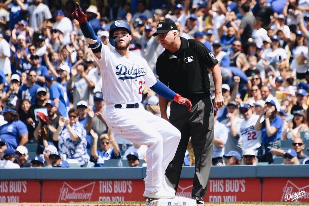 Los Angeles Dodgersさんのインスタグラム写真 - (Los Angeles DodgersInstagram)「Start it off, @dugie11!  Swipe ⬅️ to watch the video.」4月15日 5時45分 - dodgers
