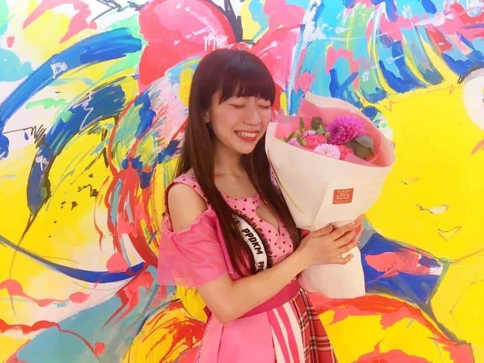 ぱいぱいでか美のインスタグラム：「大恋愛体質リリイベ全部おわりました〜！ ありがとうございました！ ꙳ #大恋愛体質 #リリースイベント #タワーレコード さん #ヴィレッジヴァンガード さん #ソフマップ さん #新宿dues さん #HMV さん #ハロショ さん #ぱいぱいでか美withメガエレファンツ ꙳ リリイベ全日程終わりましたありがとうございました〜！ 会いに来てくれたみんなありがとう。それに尽きる。 そして各店舗のスタッフさんやレーベルの方やマネージャーにも感謝です！ ブログ書いたから読んでね〜結局全然まとまらなかったけど。笑 大恋愛体質いい一枚なので長く愛してもらえたら嬉しいです！ 私もこれからも一曲一曲大切に歌っていくぞ〜。 そしてまだ聴いてなーい！な方は是非聴いてね。サブスクとかもあるし。 自分で作った曲も、歌う回数を重ねるごとにみんなに肉付けしてもらえるから リリイベほんと毎回意味のあるものですごく楽しかったです！ また会いに来てね！ てか普段からかなり気軽に会えるイベントあるから、またすぐね！笑 . 5/3の28歳のお誕生日にはレコ発&生誕ライブやります〜！ ここでようやくぱいぱいでか美withメガエレファンツでのライブよ！ 満を持して！ チケット発売中なのでハイライトの「CD出てます」のとこから ストーリー探してチケットページ飛んじゃってね〜！ ソロでのリリイベも楽しく 魅惑的なぱいぱいでか美だった自信があるけど笑 バンドメンバーに囲まれた私は更にかっこいいのでよろしく❤︎」