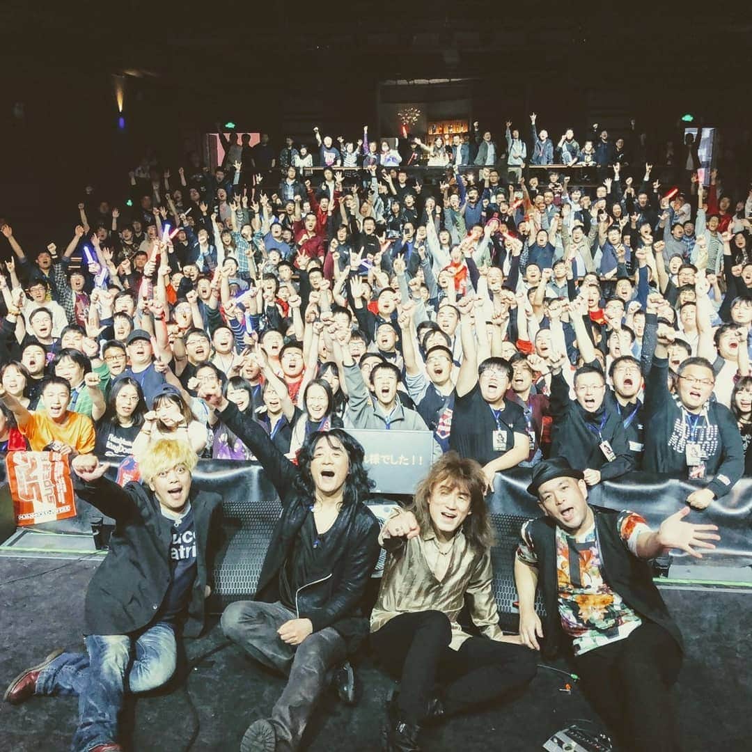 のインスタグラム：「本日は福山芳樹F-BAND、 3度目の上海公演でした！ 今夜も素晴らしい盛り上がりでテンション上がった～！谢谢！ 用意して頂いたバーチ材のCANOPUSセットが太い音で気持ち良かでした♪ あとこのココナッツの飲み物好きっす(^^)」
