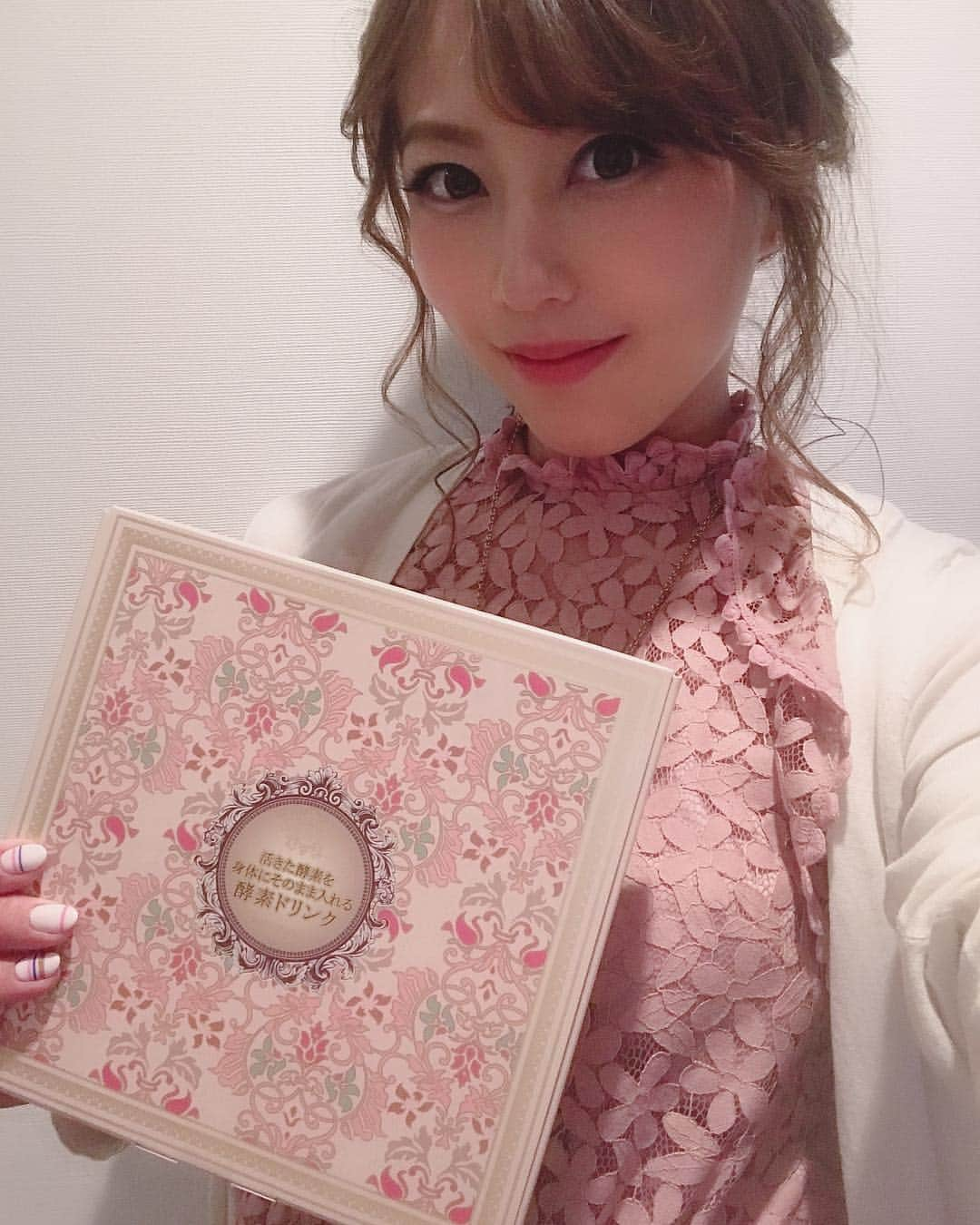 小林未来さんのインスタグラム写真 - (小林未来Instagram)「おつみらてぃ♡ 最近お食事に出かける機会が多くて、たまには #ファスティング したいなぁと思っていたところに、とっても良さそうなドリンクをご紹介いただいたよ！ 活きた #酵素 を身体にそのまま入れる #酵素ドリンク！！ 保存料・添加物を一切使わず、とことん素材にこだわっているそう。 脂質・糖質を分解する成分を配合していて、一食 #置き換え るだけでも #ダイエット 効果が期待出来るみたい。 これなら手軽に野菜&ビタミン不足も解消できるし、続けるうちに #腸内フローラ も整って身体の中からキレイになれそうだね。さっそく試してみようっと。 パッケージも可愛いよ♡ #bodydesignshop #ボディデザイン #糖質制限」4月15日 0時24分 - mirai.kobayashi