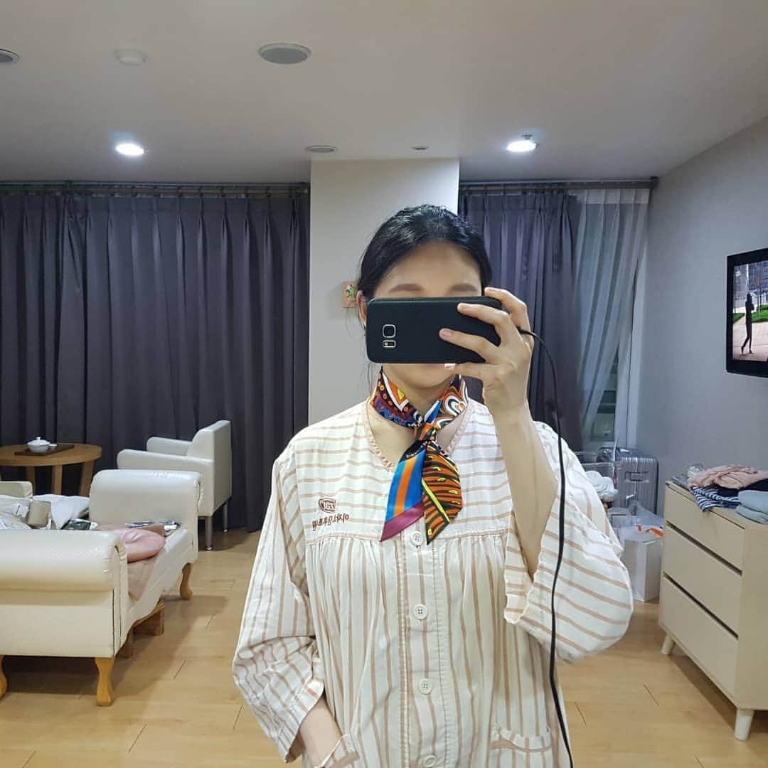Han Ga Eunさんのインスタグラム写真 - (Han Ga EunInstagram)「조카를보고왔는데 사실조카가 이쁜것도 있지만 나 6살적에 집에 딱 요만한 네가와서  너무 귀엽고 신기했었어 아가좀보고있으라 위험하니 안아보지는 말아라 하며 부모님들이 일하러 가셨을때 시계만드는 기계가 차있는 반지하 단칸방에서  오렌지빛 노을이 조금 새어 내려와 비치는 아기를 몰래 업드려서 꼬옥 안아보고 볼도 만져보고 언제 잠에서 깨어날까 눈뜨기만을 기다리며  깨어나 나를 보는 말도 못하는 네가  그 때는 평생을 나와 함께 하는 동생이라는 개념도 없었던 나도 꼬맹이였지 겪기 힘든 아픔과 가난을 지나와서 네가 자라나 또 이렇게 선물같은 아이를 낳아 가족을 만드니 아직 언니는 철이 없는 건지  그저  네가 이런 축복을 만드는 것보다 산통을 겪을 때 그저 너 아플까 함께 울고  육아로 힘이 들어 지친 네 걱정이 더 앞서서 마냥 아기일 것 같은 그때의 시간만이 떠오르고 가끔 어린 날의 소중한 그 순간만에 갇히기가 일쑤야 엄마가 없던 우리 너에게 엄마 같아도 엄마가 될수 없는 하염없는 인생의 숙제를 어떻게 풀어야 할까 너의 앞날은 로현이에게 바치겠지만 나는 언제나 네가 로현이를 생각하는 그 마음으로 널 생각할 수 밖에 없나봐 로현이가 태어난 걸 축하하기 전에 네가 엄마가 된 의미를 먼저 축하하고 싶었어  앞으로 잘해내고 행복한 날들을 위해 너와 너의 아기를 위해 노력할게」4月15日 0時25分 - gaeungbebe
