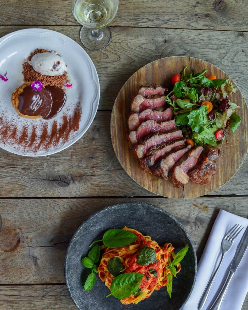 Eataly Brasilさんのインスタグラム写真 - (Eataly BrasilInstagram)「Depois de uma semana longa, nada mais merecido que um domingo para relaxar. Vem aproveitar um almoço completo aqui no Brace, no último andar do Eataly! . . . O prato especial para esse final de semana serve duas pessoas e vem com 600g de contra filé Angus e pappardelle al pomodoro e basílico. Para fechar com chave de ouro, peça de sobremesa uma bignola di cioccolato e crema di nocciole - massa crocante recheada de chocolate belga, cobertura de Nutella, acompanhado de gelato de amarena. Ah, e o vinho doce para harmonizar não pode faltar também!  #EatalySP #SouEatalyano #RestauranteBrace」4月15日 0時30分 - eatalybr