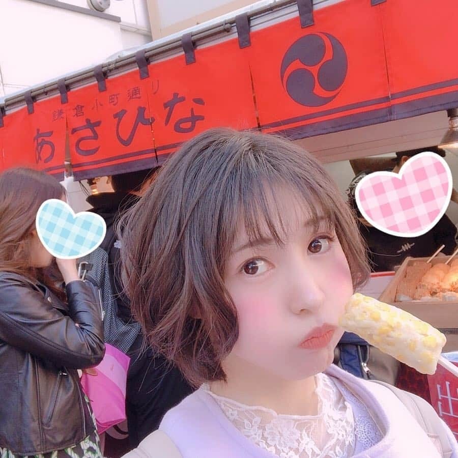 成田ひよりさんのインスタグラム写真 - (成田ひよりInstagram)「#鎌倉 #食べ歩き #ぴよさんぽ 🐥 . 舞台でドタバタだったので 少しお久しぶりな実家へ☺️ 親との待ち合わせ前にお散歩したよ💕 . 1* たまには駅と📸 東口の景観🚉 レトロかっちりなこの感じが素敵。 . 2* 小町通り入ってすぐ、 ワゴン車で販売している蒲鉾 #あさひな さん🚌 蒸してる湯気と香りに釣られてフラフラ並んじゃう。 お持ち帰りも出来るけれど、食べ歩き💗 トウモロコシをゲット🌽 崩れるくらいたっっくさん実が入ってたよ✨ . 3* 小町通りを少し進んで、お煎餅🍘 #壱番屋 さん。 お醤油のこげる匂いが…ふらふらふら あったかい焼きたて煎餅は1枚50円🌟 お土産に大仏煎餅なんかもあるよ🍘 . 4* 小町通りを途中で左に曲がって、扇ケ谷の裏道へ🚶‍♀️ 古めかしい住宅地に静かにたたずむ #北鎌倉燻煙工房 さん☁️ 金土日祝日のみの営業で、初めて来店できた💗 燻製醤油ソフトクリーム🍦美味✨ あっさりクリーミィなみたらしを食べてるみたいだった😋 . 5* ぐるっと回って若宮大路の方へ⛩ 食べ歩きに #秀吉 さんは外せない🐓 #秀吉たまご もちろんチョイス✨ 安定の美味しさでした💗 . 6* だいすき #御成通り もスルーできない☺️ てくてく足を伸ばして、クレープ #コクリコ さんでデザート🍰 クリームチーズアップルを注文🍎 ほんのりしょっぱ甘酸っぱくて、 食べ歩いて膨れたお腹をすっきりさせてくれたよ✨ 皮もパリモチっ 無視できないお店💗 . 7* 御成通りから駅に戻る途中でやっぱり立ち寄っちゃうのが #chocolatebank さん🍫 春だからかな？ チョコゴリラがカラフルに落書きされてたよ🦍🎨 #メープルアップルパイワッサン が🍎 こここれは りんご好きとしては無視できない😳 うっかり買いました🍎 お腹いっぱいなのでお持ち帰り🛍 またレポしまする💗 . ちょっとだけお久しぶりな鎌倉で、 おさんぽするのもお久しぶりで、 ついはしゃいでいっぱい立ち寄ってしまった… 後悔はしていないっ😋 こんなに楽しんでも、サクサク歩いて半日も使わないよ🌟 . 歩いて食べて、大満足なおさんぽタイムになりました✨ . . . #kamakura #komachi #onari #さんぽ #美味しいもの巡り #sweets #おさんぽ #歩くのだいすき #駅 #発見 #fun #yummy #me #楽しい時間 #ぴよりむ」4月15日 0時30分 - piyorime