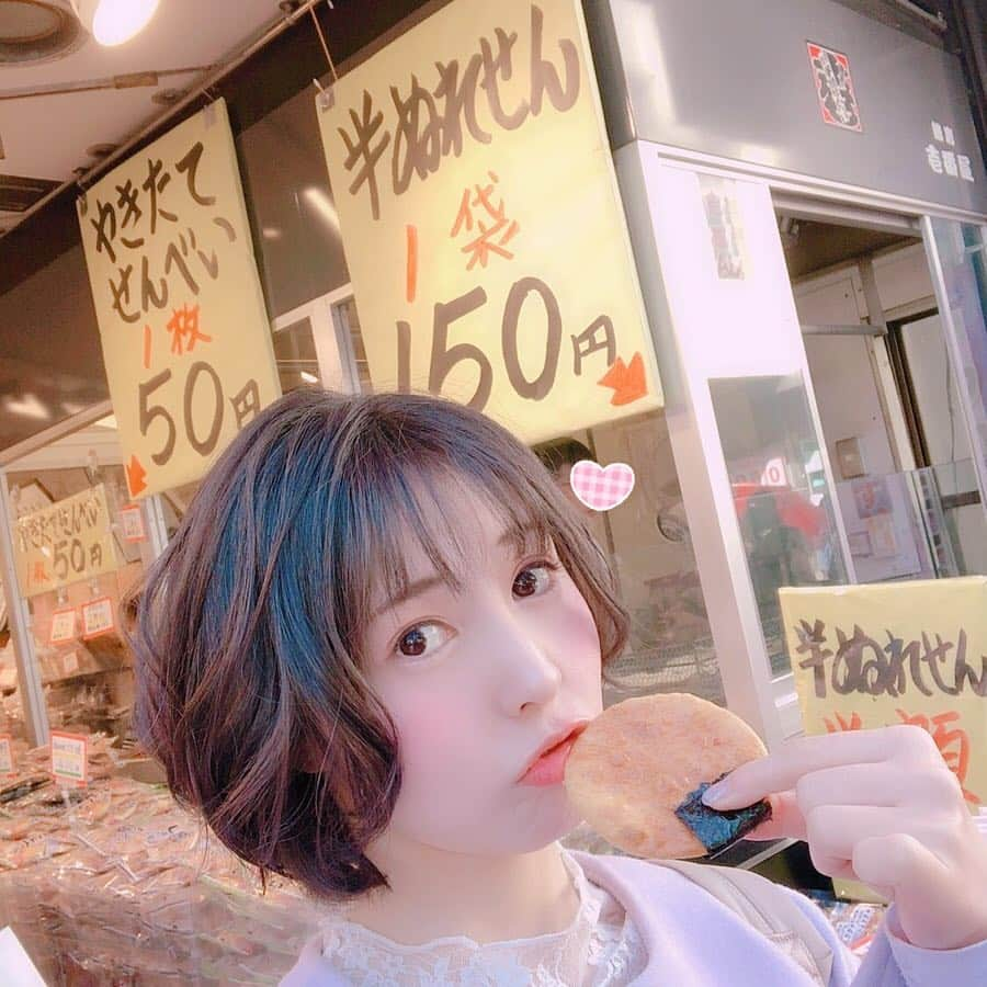 成田ひよりさんのインスタグラム写真 - (成田ひよりInstagram)「#鎌倉 #食べ歩き #ぴよさんぽ 🐥 . 舞台でドタバタだったので 少しお久しぶりな実家へ☺️ 親との待ち合わせ前にお散歩したよ💕 . 1* たまには駅と📸 東口の景観🚉 レトロかっちりなこの感じが素敵。 . 2* 小町通り入ってすぐ、 ワゴン車で販売している蒲鉾 #あさひな さん🚌 蒸してる湯気と香りに釣られてフラフラ並んじゃう。 お持ち帰りも出来るけれど、食べ歩き💗 トウモロコシをゲット🌽 崩れるくらいたっっくさん実が入ってたよ✨ . 3* 小町通りを少し進んで、お煎餅🍘 #壱番屋 さん。 お醤油のこげる匂いが…ふらふらふら あったかい焼きたて煎餅は1枚50円🌟 お土産に大仏煎餅なんかもあるよ🍘 . 4* 小町通りを途中で左に曲がって、扇ケ谷の裏道へ🚶‍♀️ 古めかしい住宅地に静かにたたずむ #北鎌倉燻煙工房 さん☁️ 金土日祝日のみの営業で、初めて来店できた💗 燻製醤油ソフトクリーム🍦美味✨ あっさりクリーミィなみたらしを食べてるみたいだった😋 . 5* ぐるっと回って若宮大路の方へ⛩ 食べ歩きに #秀吉 さんは外せない🐓 #秀吉たまご もちろんチョイス✨ 安定の美味しさでした💗 . 6* だいすき #御成通り もスルーできない☺️ てくてく足を伸ばして、クレープ #コクリコ さんでデザート🍰 クリームチーズアップルを注文🍎 ほんのりしょっぱ甘酸っぱくて、 食べ歩いて膨れたお腹をすっきりさせてくれたよ✨ 皮もパリモチっ 無視できないお店💗 . 7* 御成通りから駅に戻る途中でやっぱり立ち寄っちゃうのが #chocolatebank さん🍫 春だからかな？ チョコゴリラがカラフルに落書きされてたよ🦍🎨 #メープルアップルパイワッサン が🍎 こここれは りんご好きとしては無視できない😳 うっかり買いました🍎 お腹いっぱいなのでお持ち帰り🛍 またレポしまする💗 . ちょっとだけお久しぶりな鎌倉で、 おさんぽするのもお久しぶりで、 ついはしゃいでいっぱい立ち寄ってしまった… 後悔はしていないっ😋 こんなに楽しんでも、サクサク歩いて半日も使わないよ🌟 . 歩いて食べて、大満足なおさんぽタイムになりました✨ . . . #kamakura #komachi #onari #さんぽ #美味しいもの巡り #sweets #おさんぽ #歩くのだいすき #駅 #発見 #fun #yummy #me #楽しい時間 #ぴよりむ」4月15日 0時30分 - piyorime