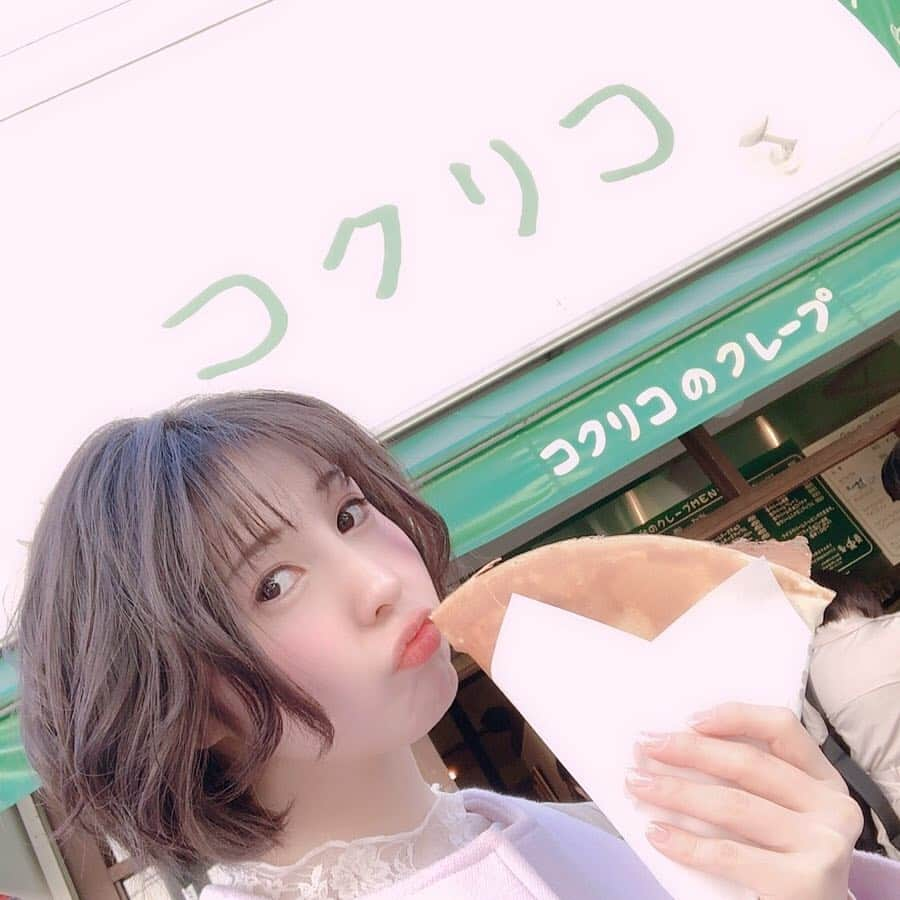 成田ひよりさんのインスタグラム写真 - (成田ひよりInstagram)「#鎌倉 #食べ歩き #ぴよさんぽ 🐥 . 舞台でドタバタだったので 少しお久しぶりな実家へ☺️ 親との待ち合わせ前にお散歩したよ💕 . 1* たまには駅と📸 東口の景観🚉 レトロかっちりなこの感じが素敵。 . 2* 小町通り入ってすぐ、 ワゴン車で販売している蒲鉾 #あさひな さん🚌 蒸してる湯気と香りに釣られてフラフラ並んじゃう。 お持ち帰りも出来るけれど、食べ歩き💗 トウモロコシをゲット🌽 崩れるくらいたっっくさん実が入ってたよ✨ . 3* 小町通りを少し進んで、お煎餅🍘 #壱番屋 さん。 お醤油のこげる匂いが…ふらふらふら あったかい焼きたて煎餅は1枚50円🌟 お土産に大仏煎餅なんかもあるよ🍘 . 4* 小町通りを途中で左に曲がって、扇ケ谷の裏道へ🚶‍♀️ 古めかしい住宅地に静かにたたずむ #北鎌倉燻煙工房 さん☁️ 金土日祝日のみの営業で、初めて来店できた💗 燻製醤油ソフトクリーム🍦美味✨ あっさりクリーミィなみたらしを食べてるみたいだった😋 . 5* ぐるっと回って若宮大路の方へ⛩ 食べ歩きに #秀吉 さんは外せない🐓 #秀吉たまご もちろんチョイス✨ 安定の美味しさでした💗 . 6* だいすき #御成通り もスルーできない☺️ てくてく足を伸ばして、クレープ #コクリコ さんでデザート🍰 クリームチーズアップルを注文🍎 ほんのりしょっぱ甘酸っぱくて、 食べ歩いて膨れたお腹をすっきりさせてくれたよ✨ 皮もパリモチっ 無視できないお店💗 . 7* 御成通りから駅に戻る途中でやっぱり立ち寄っちゃうのが #chocolatebank さん🍫 春だからかな？ チョコゴリラがカラフルに落書きされてたよ🦍🎨 #メープルアップルパイワッサン が🍎 こここれは りんご好きとしては無視できない😳 うっかり買いました🍎 お腹いっぱいなのでお持ち帰り🛍 またレポしまする💗 . ちょっとだけお久しぶりな鎌倉で、 おさんぽするのもお久しぶりで、 ついはしゃいでいっぱい立ち寄ってしまった… 後悔はしていないっ😋 こんなに楽しんでも、サクサク歩いて半日も使わないよ🌟 . 歩いて食べて、大満足なおさんぽタイムになりました✨ . . . #kamakura #komachi #onari #さんぽ #美味しいもの巡り #sweets #おさんぽ #歩くのだいすき #駅 #発見 #fun #yummy #me #楽しい時間 #ぴよりむ」4月15日 0時30分 - piyorime