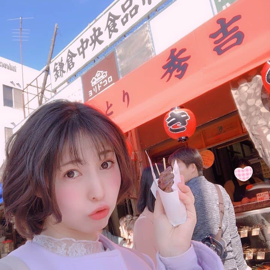 成田ひよりさんのインスタグラム写真 - (成田ひよりInstagram)「#鎌倉 #食べ歩き #ぴよさんぽ 🐥 . 舞台でドタバタだったので 少しお久しぶりな実家へ☺️ 親との待ち合わせ前にお散歩したよ💕 . 1* たまには駅と📸 東口の景観🚉 レトロかっちりなこの感じが素敵。 . 2* 小町通り入ってすぐ、 ワゴン車で販売している蒲鉾 #あさひな さん🚌 蒸してる湯気と香りに釣られてフラフラ並んじゃう。 お持ち帰りも出来るけれど、食べ歩き💗 トウモロコシをゲット🌽 崩れるくらいたっっくさん実が入ってたよ✨ . 3* 小町通りを少し進んで、お煎餅🍘 #壱番屋 さん。 お醤油のこげる匂いが…ふらふらふら あったかい焼きたて煎餅は1枚50円🌟 お土産に大仏煎餅なんかもあるよ🍘 . 4* 小町通りを途中で左に曲がって、扇ケ谷の裏道へ🚶‍♀️ 古めかしい住宅地に静かにたたずむ #北鎌倉燻煙工房 さん☁️ 金土日祝日のみの営業で、初めて来店できた💗 燻製醤油ソフトクリーム🍦美味✨ あっさりクリーミィなみたらしを食べてるみたいだった😋 . 5* ぐるっと回って若宮大路の方へ⛩ 食べ歩きに #秀吉 さんは外せない🐓 #秀吉たまご もちろんチョイス✨ 安定の美味しさでした💗 . 6* だいすき #御成通り もスルーできない☺️ てくてく足を伸ばして、クレープ #コクリコ さんでデザート🍰 クリームチーズアップルを注文🍎 ほんのりしょっぱ甘酸っぱくて、 食べ歩いて膨れたお腹をすっきりさせてくれたよ✨ 皮もパリモチっ 無視できないお店💗 . 7* 御成通りから駅に戻る途中でやっぱり立ち寄っちゃうのが #chocolatebank さん🍫 春だからかな？ チョコゴリラがカラフルに落書きされてたよ🦍🎨 #メープルアップルパイワッサン が🍎 こここれは りんご好きとしては無視できない😳 うっかり買いました🍎 お腹いっぱいなのでお持ち帰り🛍 またレポしまする💗 . ちょっとだけお久しぶりな鎌倉で、 おさんぽするのもお久しぶりで、 ついはしゃいでいっぱい立ち寄ってしまった… 後悔はしていないっ😋 こんなに楽しんでも、サクサク歩いて半日も使わないよ🌟 . 歩いて食べて、大満足なおさんぽタイムになりました✨ . . . #kamakura #komachi #onari #さんぽ #美味しいもの巡り #sweets #おさんぽ #歩くのだいすき #駅 #発見 #fun #yummy #me #楽しい時間 #ぴよりむ」4月15日 0時30分 - piyorime