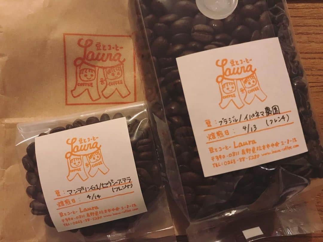 山田稔明さんのインスタグラム写真 - (山田稔明Instagram)「松本は6年ぶりでした。これまで2回ライブをさせていただいたコーヒー豆のお店 Laura に立ち寄って村岡夫妻にもお会いできて嬉しかった。コーヒーを召す。」4月15日 0時39分 - toshiakiyamada