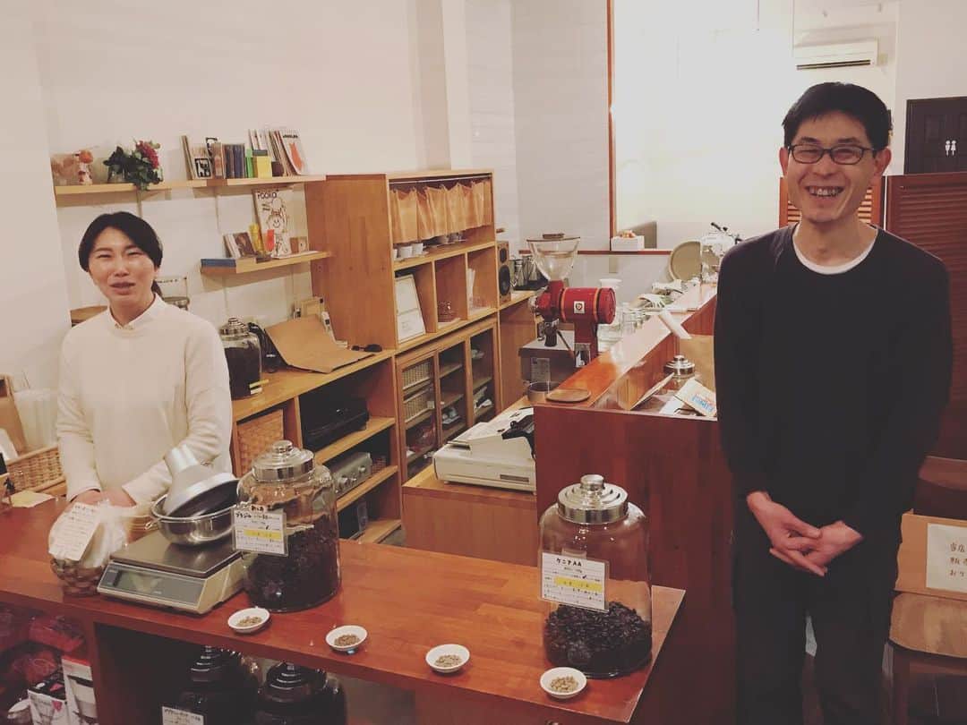 山田稔明さんのインスタグラム写真 - (山田稔明Instagram)「松本は6年ぶりでした。これまで2回ライブをさせていただいたコーヒー豆のお店 Laura に立ち寄って村岡夫妻にもお会いできて嬉しかった。コーヒーを召す。」4月15日 0時39分 - toshiakiyamada