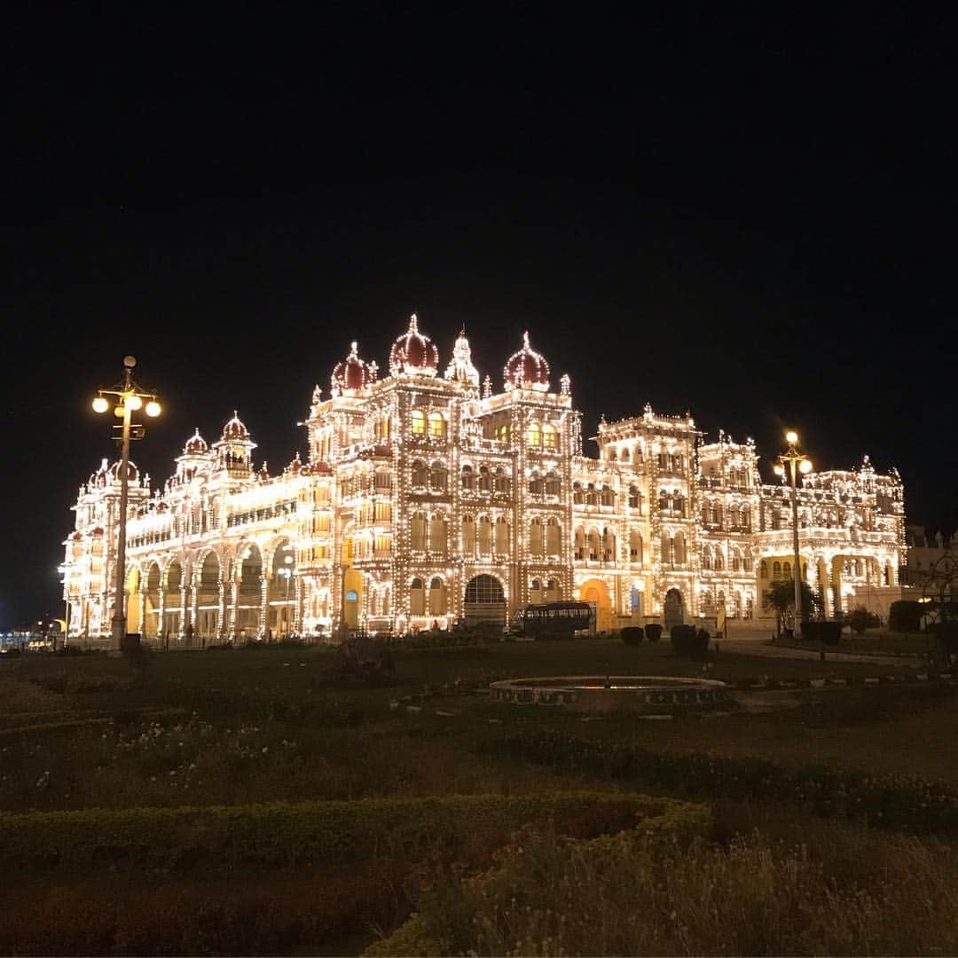 ジャンポールレスパナールのインスタグラム：「. Mysore palace at night」