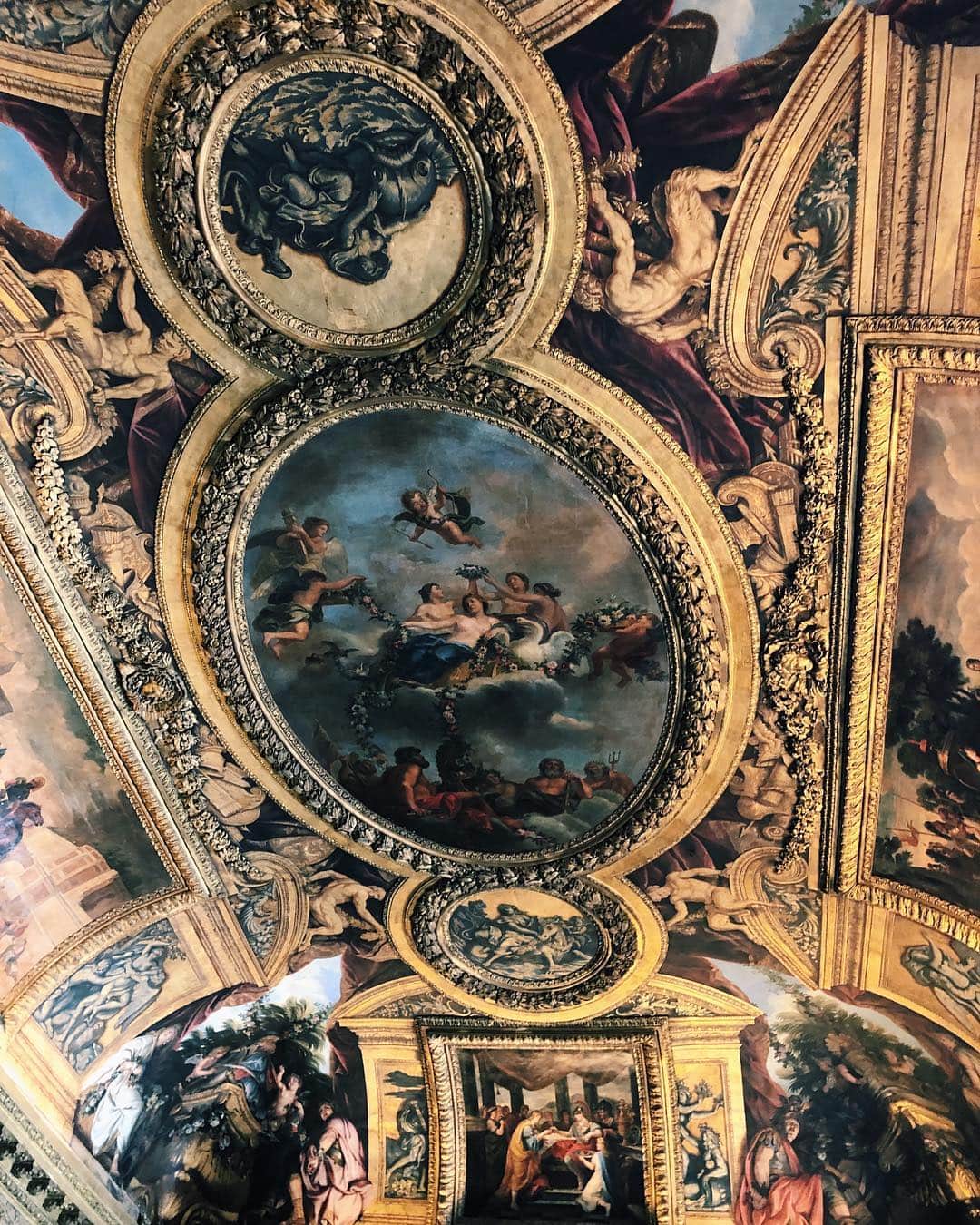 秋元梢さんのインスタグラム写真 - (秋元梢Instagram)「Château de Versailles🏰🇫🇷 庭園は前に行った事あったけど、宮殿内は初めて😆 人が多すぎ&広大すぎて全部回れなかったけど、鏡の回廊にも行けて、ルイ14世の肖像画も観れて、大満足🙏🏻💕 あ、まともな写真撮ってなかった〜😅 #ベルサイユ宮殿 #入場2時間待ち #割り込みはやめて下さい #ベルばら好きには堪らない」4月15日 0時45分 - akimoto_kozue
