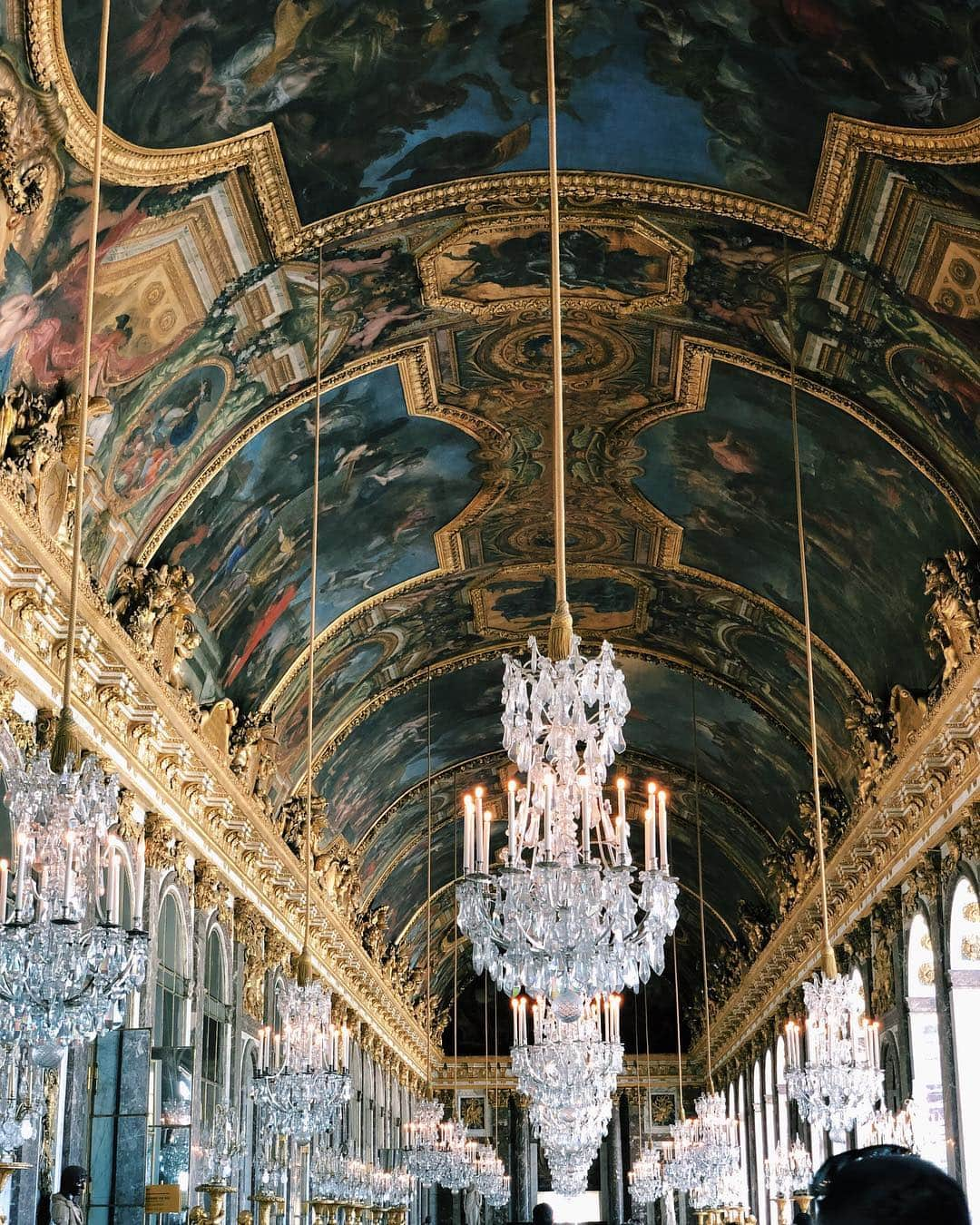 秋元梢さんのインスタグラム写真 - (秋元梢Instagram)「Château de Versailles🏰🇫🇷 庭園は前に行った事あったけど、宮殿内は初めて😆 人が多すぎ&広大すぎて全部回れなかったけど、鏡の回廊にも行けて、ルイ14世の肖像画も観れて、大満足🙏🏻💕 あ、まともな写真撮ってなかった〜😅 #ベルサイユ宮殿 #入場2時間待ち #割り込みはやめて下さい #ベルばら好きには堪らない」4月15日 0時45分 - akimoto_kozue