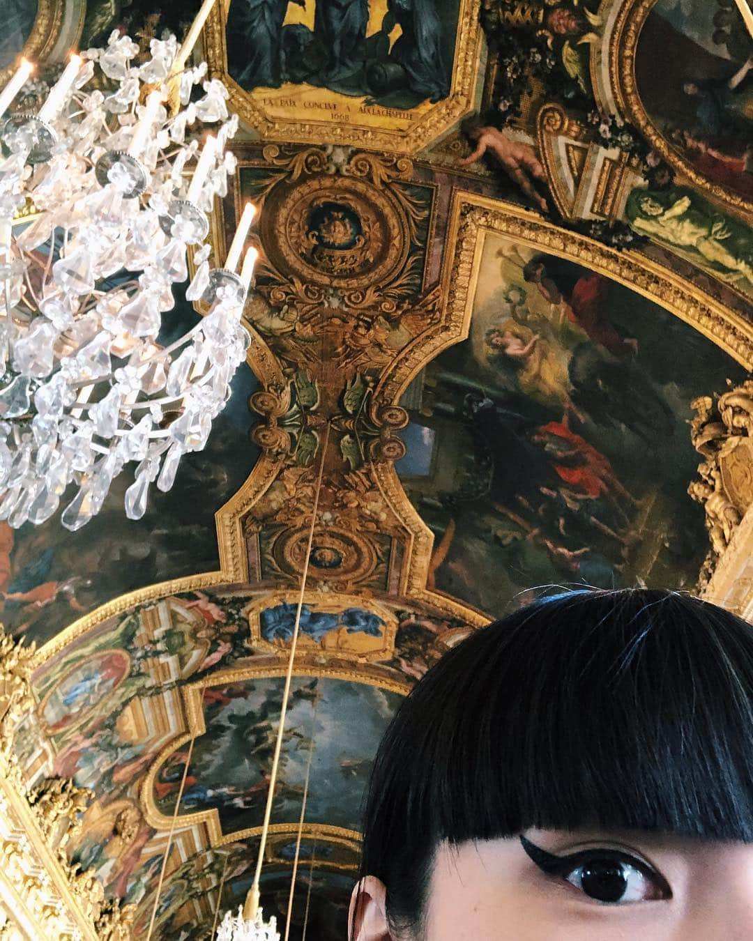 秋元梢さんのインスタグラム写真 - (秋元梢Instagram)「Château de Versailles🏰🇫🇷 庭園は前に行った事あったけど、宮殿内は初めて😆 人が多すぎ&広大すぎて全部回れなかったけど、鏡の回廊にも行けて、ルイ14世の肖像画も観れて、大満足🙏🏻💕 あ、まともな写真撮ってなかった〜😅 #ベルサイユ宮殿 #入場2時間待ち #割り込みはやめて下さい #ベルばら好きには堪らない」4月15日 0時45分 - akimoto_kozue