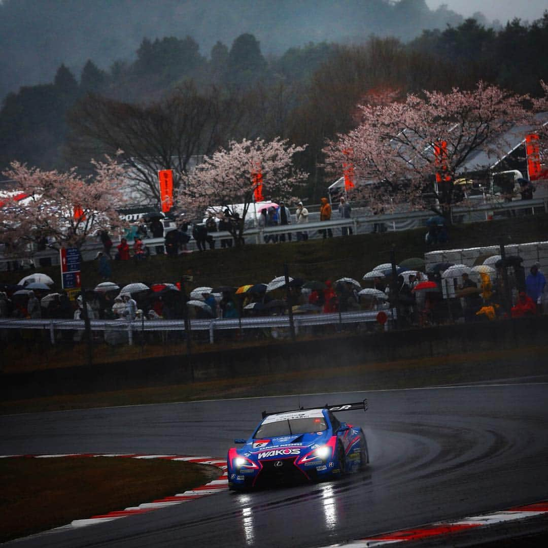 脇阪寿一さんのインスタグラム写真 - (脇阪寿一Instagram)「「三橋仁明写真館」  難しいレース。  #supergt #lexusgazooracing #lexusteamlemanswakos #lexus #lexusf #lc500  #三橋仁明 #カメラマン」4月15日 0時42分 - juichiwakisaka