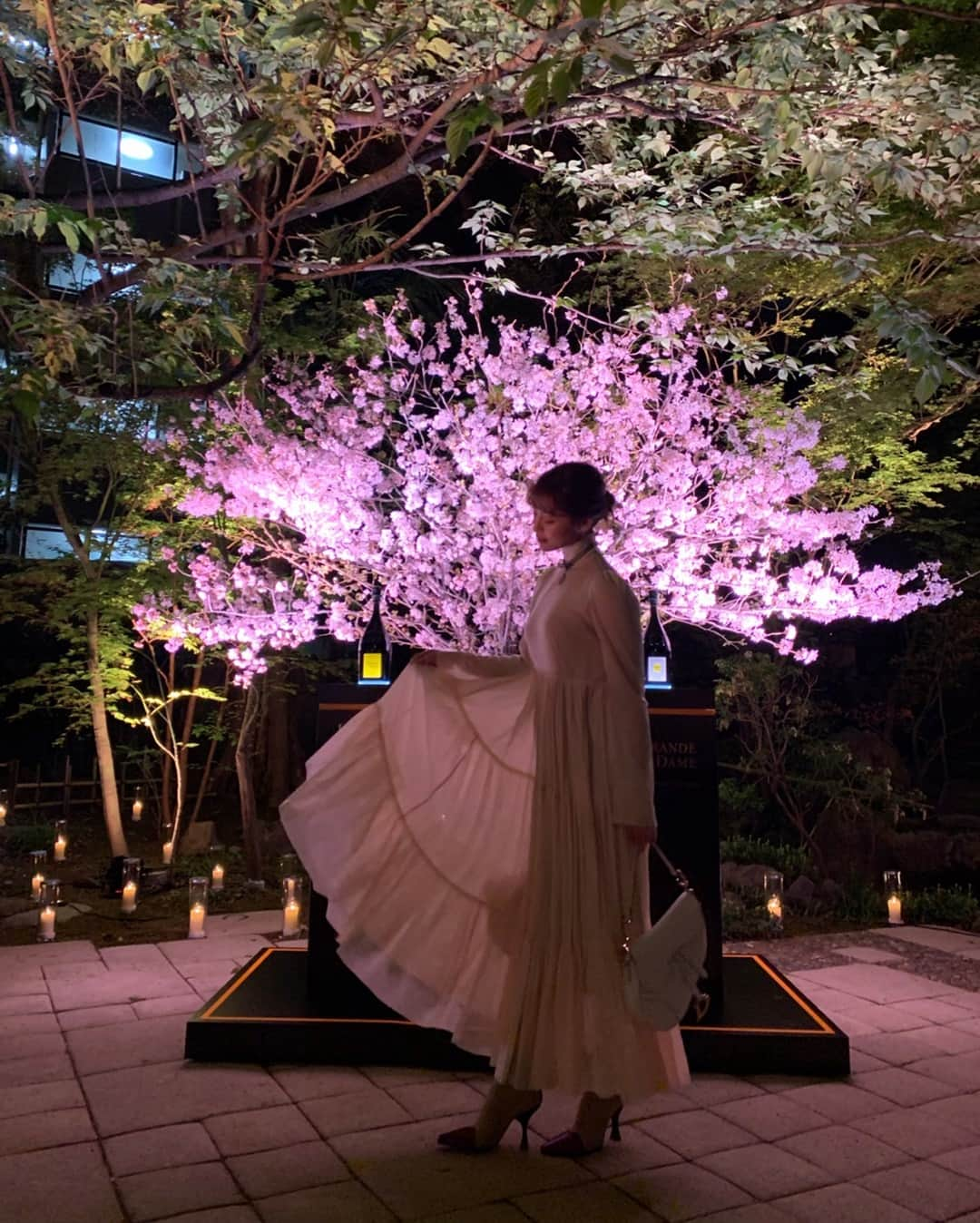 野崎萌香さんのインスタグラム写真 - (野崎萌香Instagram)「Veuve Clicquot LA GRANDE DAMEの dinner party に招待して頂きました🍽  神戸の bb9 の坂井シェフが この日の為に作ったお料理と LA GRANDE DAME 2008 の 相性が最高でした🍾💫 夜桜を見ながらのVeuve Clicquot🥂  素晴らしい会でした🌸🌸🌸 . . .  ONE PIECE... @etretokyo  necklace... @undercover_lab  boots... @celine  bag... @dior  #VeuveClicquotLaGrandeDame2008 #もえ服」4月15日 0時43分 - moeka_nozaki