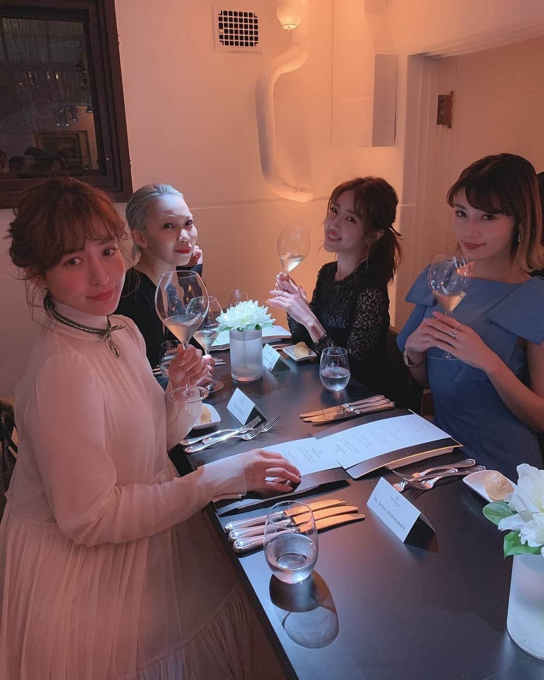 野崎萌香さんのインスタグラム写真 - (野崎萌香Instagram)「Veuve Clicquot LA GRANDE DAMEの dinner party に招待して頂きました🍽  神戸の bb9 の坂井シェフが この日の為に作ったお料理と LA GRANDE DAME 2008 の 相性が最高でした🍾💫 夜桜を見ながらのVeuve Clicquot🥂  素晴らしい会でした🌸🌸🌸 . . .  ONE PIECE... @etretokyo  necklace... @undercover_lab  boots... @celine  bag... @dior  #VeuveClicquotLaGrandeDame2008 #もえ服」4月15日 0時43分 - moeka_nozaki