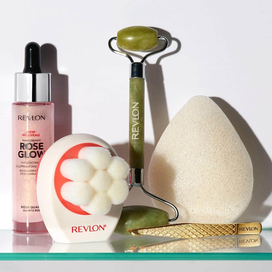Revlonさんのインスタグラム写真 - (RevlonInstagram)「Meet our Sunday survival 🧰 kit: . • Rose Glow Primer • Double Sided Cleansing Brush • Jade Roller • Pure #Konjac Sponge • #Revlon Gold Series Slant Tweezer  What can you not live without? Tell us in the comments!👇 #RevlonBeautyTools」4月15日 0時53分 - revlon