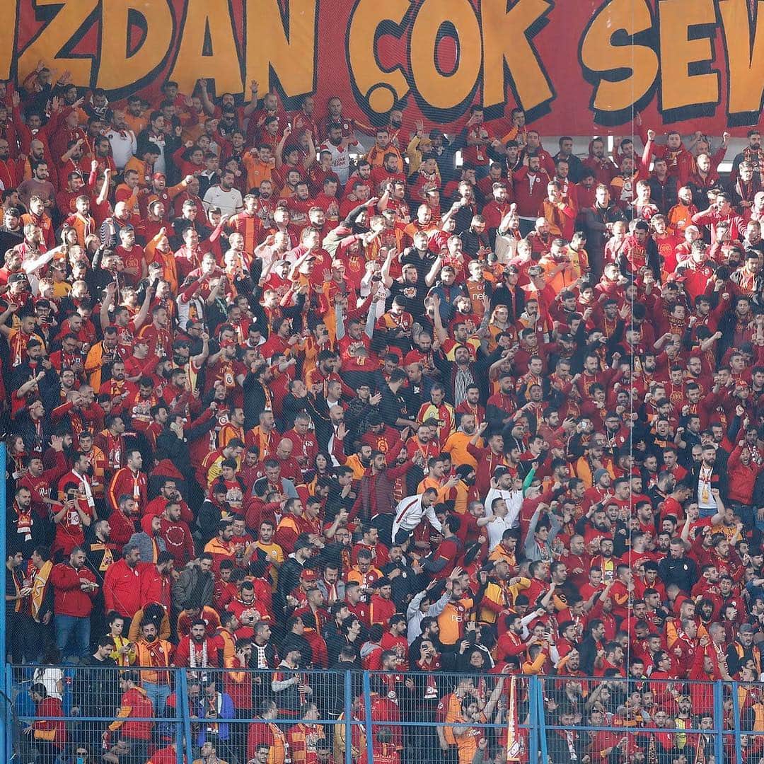 ガラタサライSKさんのインスタグラム写真 - (ガラタサライSKInstagram)「Muhteşem Galatasaray Taraftarı! 💪 "CANIMIZDAN ÇOK SEVİYORUZ"」4月15日 0時52分 - galatasaray