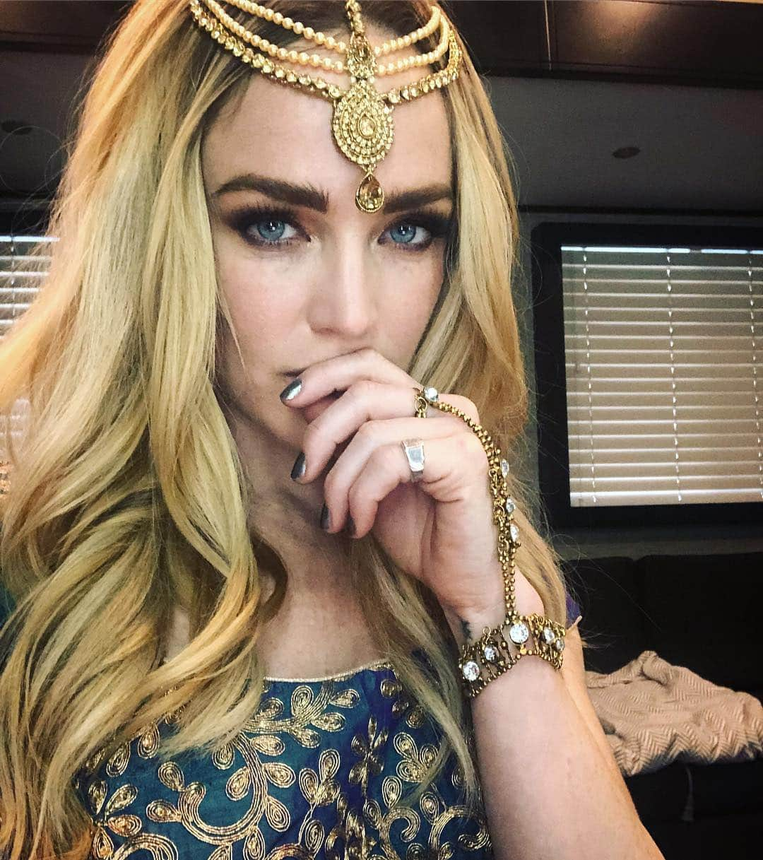 ケイティ・ロッツさんのインスタグラム写真 - (ケイティ・ロッツInstagram)「#coachella ✨ no actually it's @cw_legendsoftomorrow Bollywood musical episode! No Cinema does song and dance with as much flare and style as Bollywood does it. What's your favorite Bollywood film?」4月15日 0時49分 - caitylotz