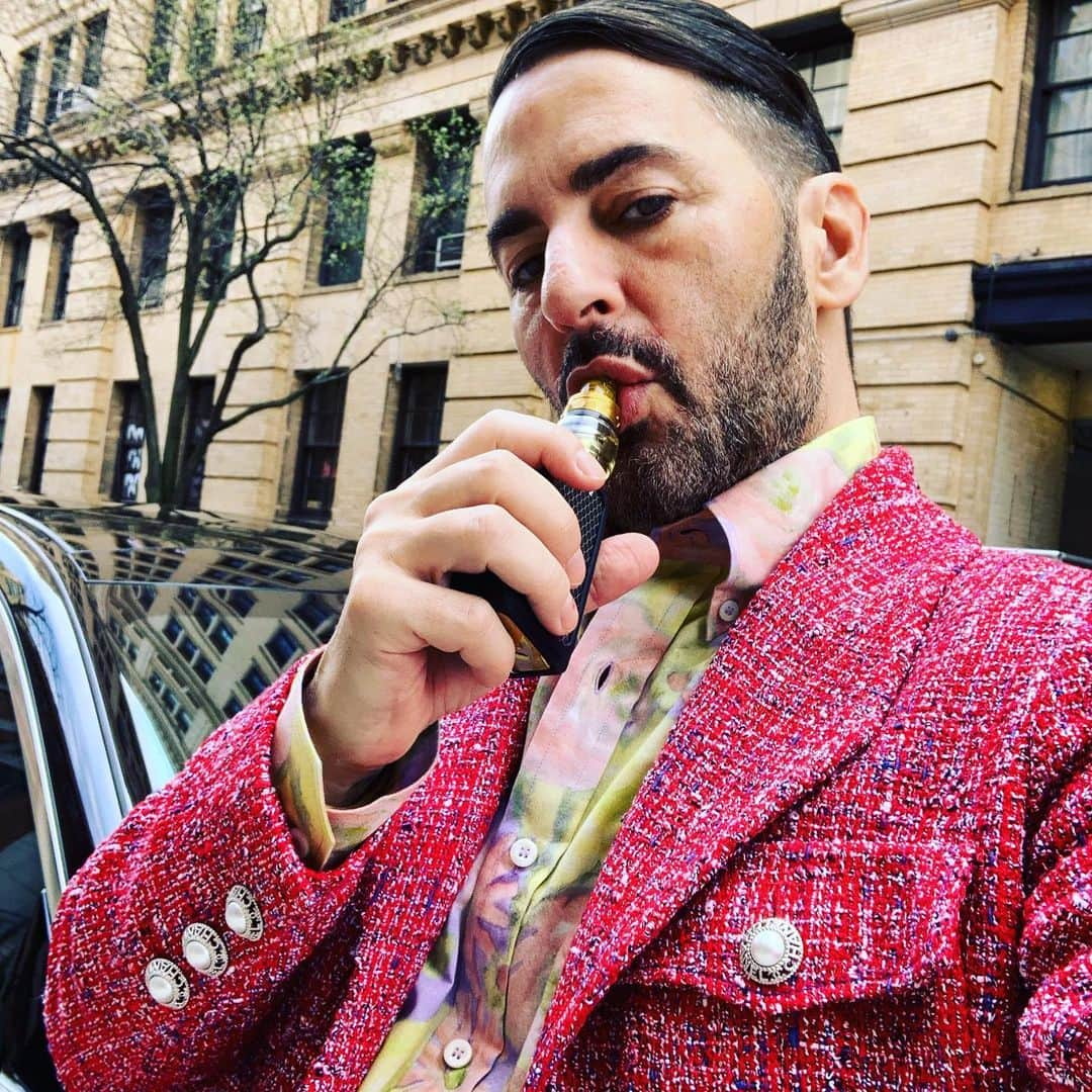 マーク・ジェイコブスさんのインスタグラム写真 - (マーク・ジェイコブスInstagram)「Vaping on a Sunday morning. In my new @chanelofficial jacket ♥️ and current obsession: @prada print shirts」4月15日 0時51分 - themarcjacobs