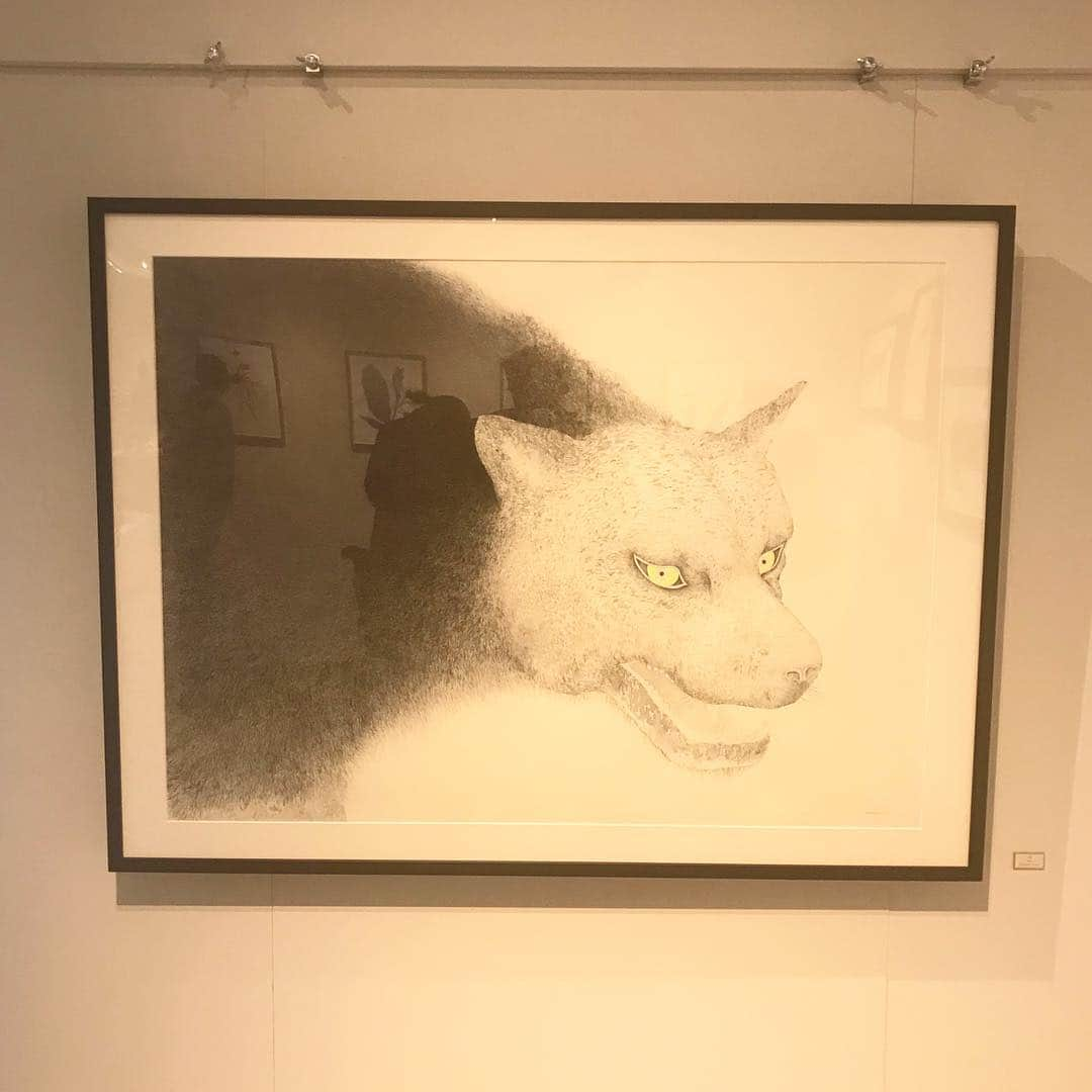 丸山敬太さんのインスタグラム写真 - (丸山敬太Instagram)「今日最終日だった田中健太郎さんの個展に、なんとか駆け込め、素敵な作品を見ることができました。  久しぶりに心が躍る、とても豊かな時間を過ごすことができました。  作品はほとんど行き先が決まっていて、残念でしたが、初めてお会いしたのですが、共通の友人も多く、いつか、何かご一緒したいと話せてよかったです。  あんな風に生き物を描けるって羨ましい。沢山の素敵なアイデァも。  憧れ！！」4月15日 1時02分 - keitamaruyama