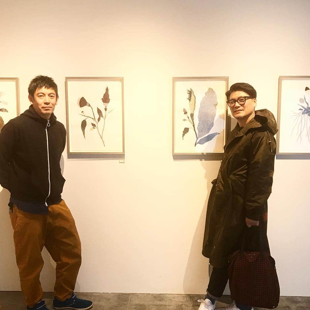 丸山敬太さんのインスタグラム写真 - (丸山敬太Instagram)「今日最終日だった田中健太郎さんの個展に、なんとか駆け込め、素敵な作品を見ることができました。  久しぶりに心が躍る、とても豊かな時間を過ごすことができました。  作品はほとんど行き先が決まっていて、残念でしたが、初めてお会いしたのですが、共通の友人も多く、いつか、何かご一緒したいと話せてよかったです。  あんな風に生き物を描けるって羨ましい。沢山の素敵なアイデァも。  憧れ！！」4月15日 1時02分 - keitamaruyama